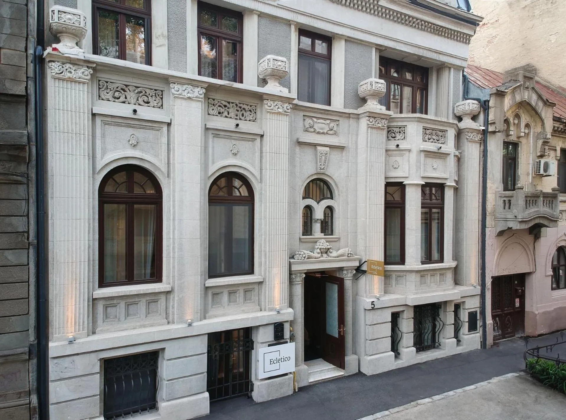 Property building in Ecletico Villa