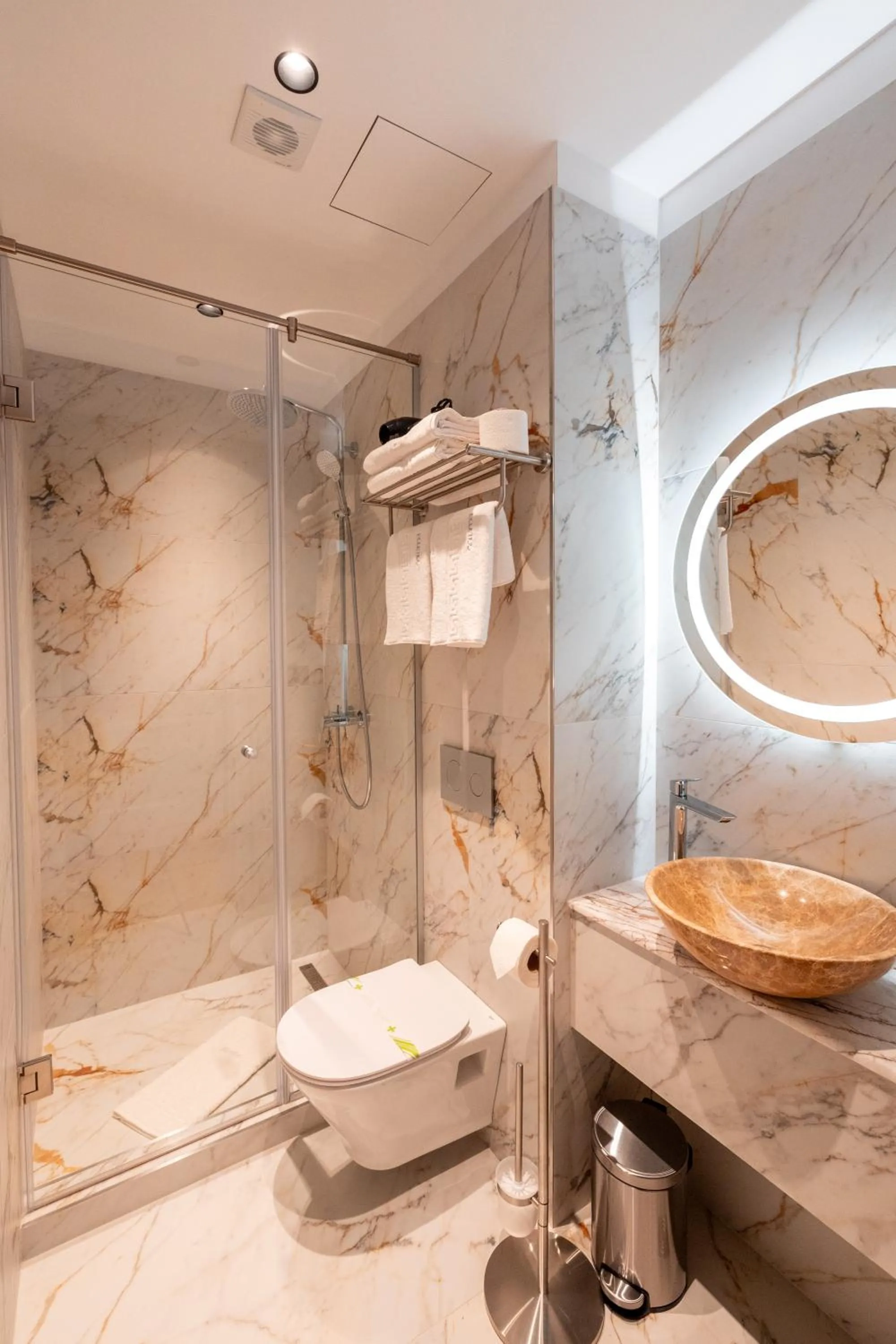 Shower in Ecletico Villa