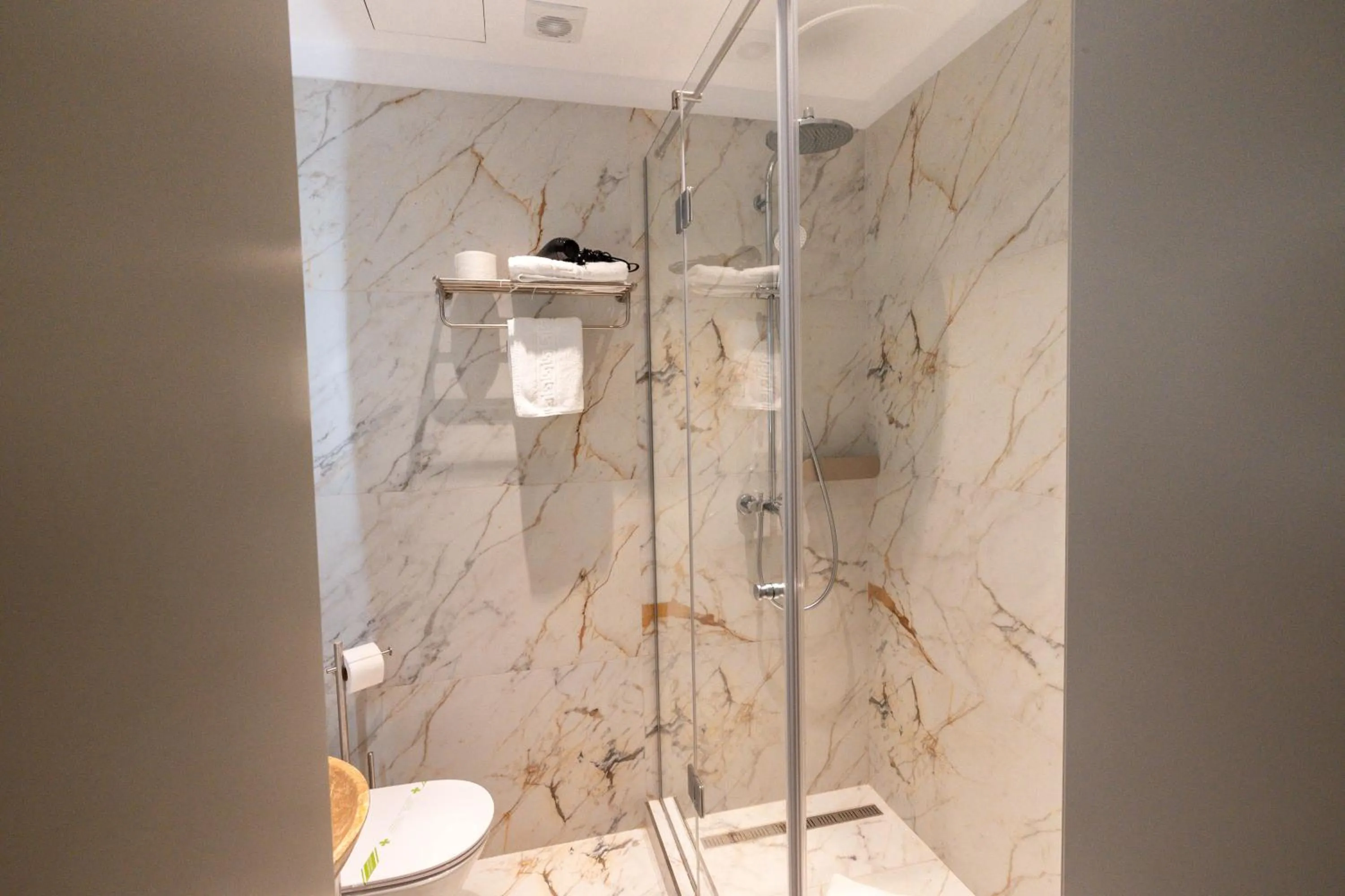 Shower in Ecletico Villa