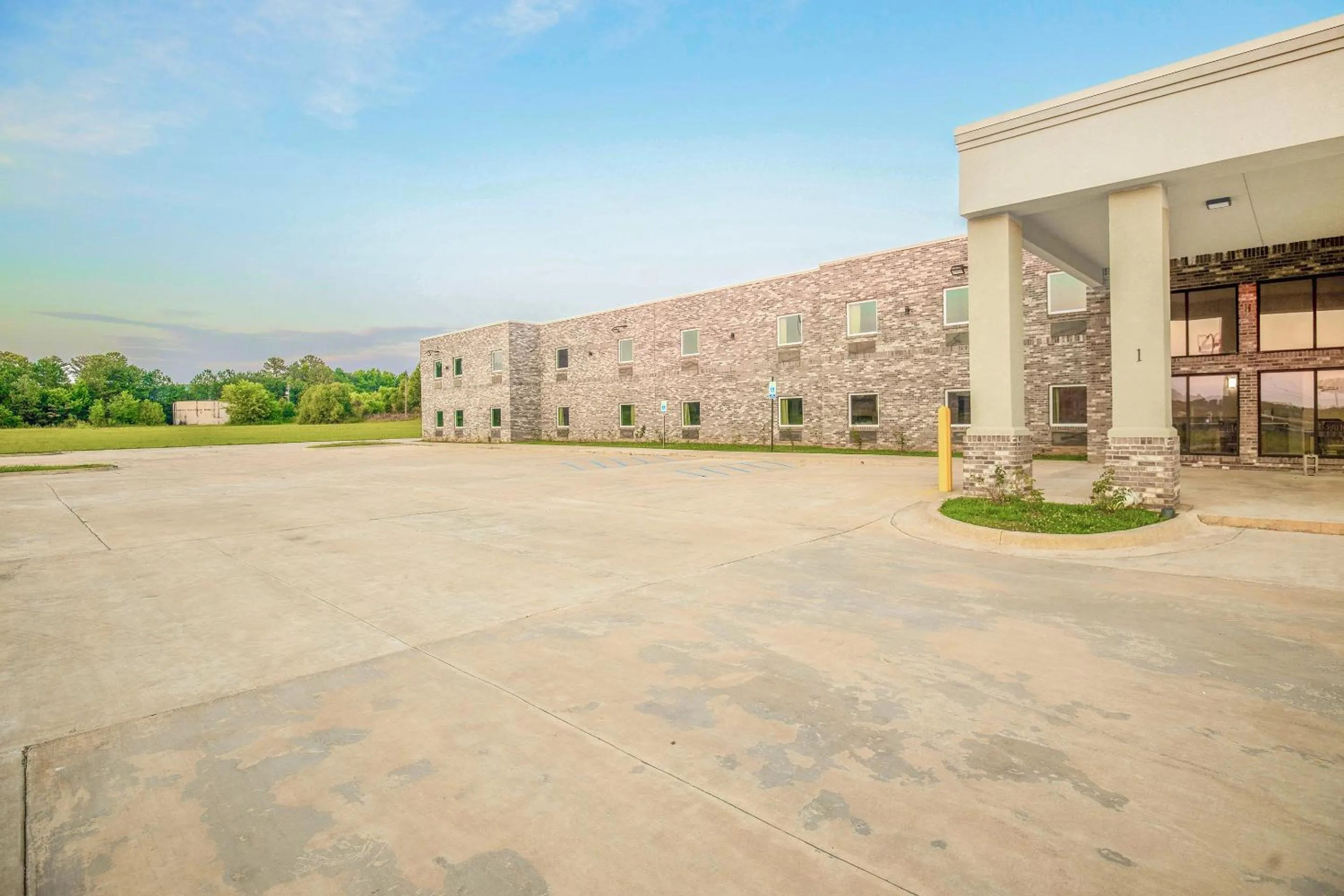 Facade/entrance in OYO Hotel Adairsville Calhoun South I-75