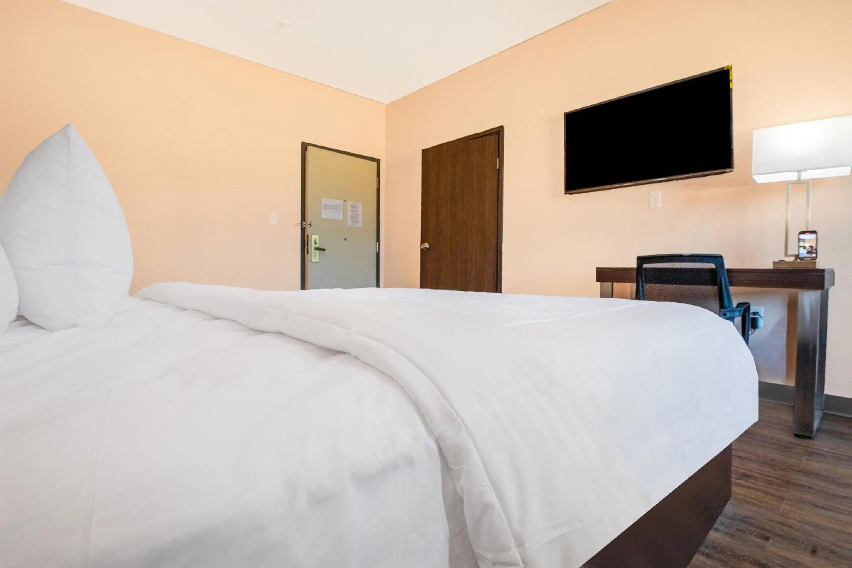 Bedroom in OYO Hotel Adairsville Calhoun South I-75