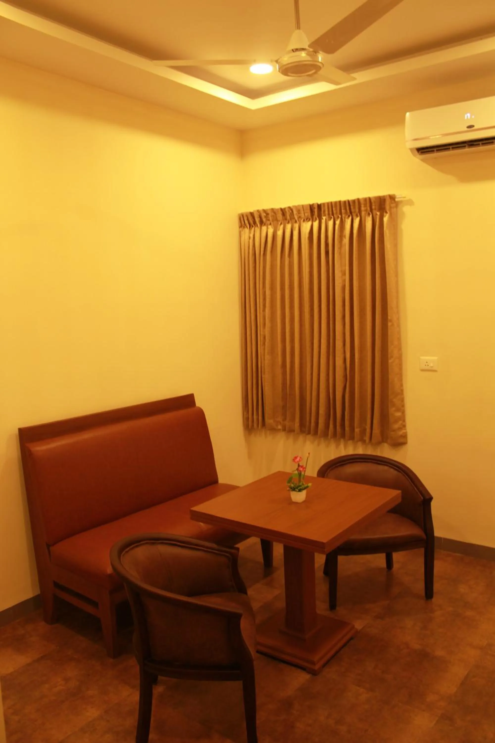 Restaurant/places to eat in Hotel Kairali