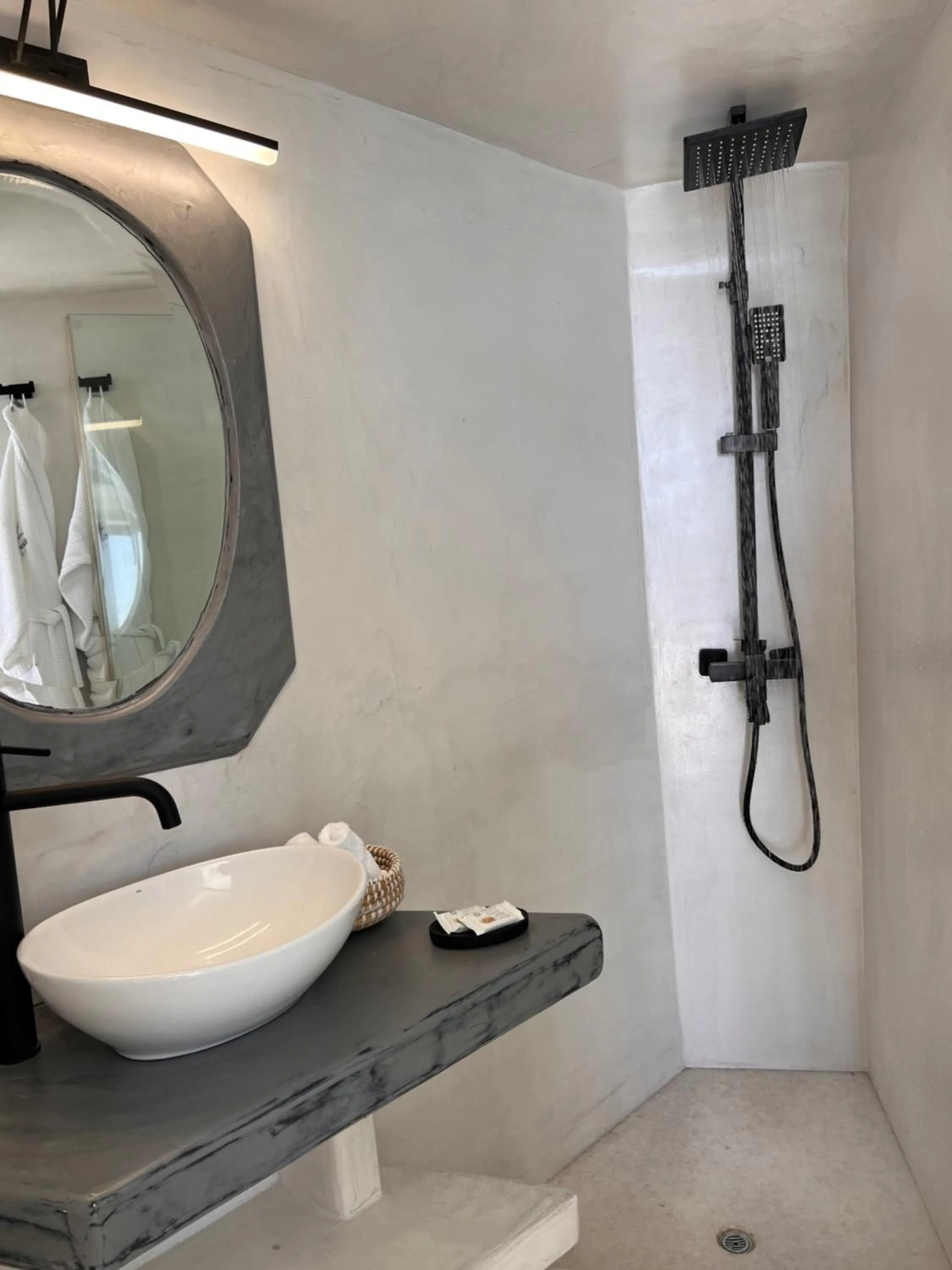 Bathroom in Iliovasilema Suites