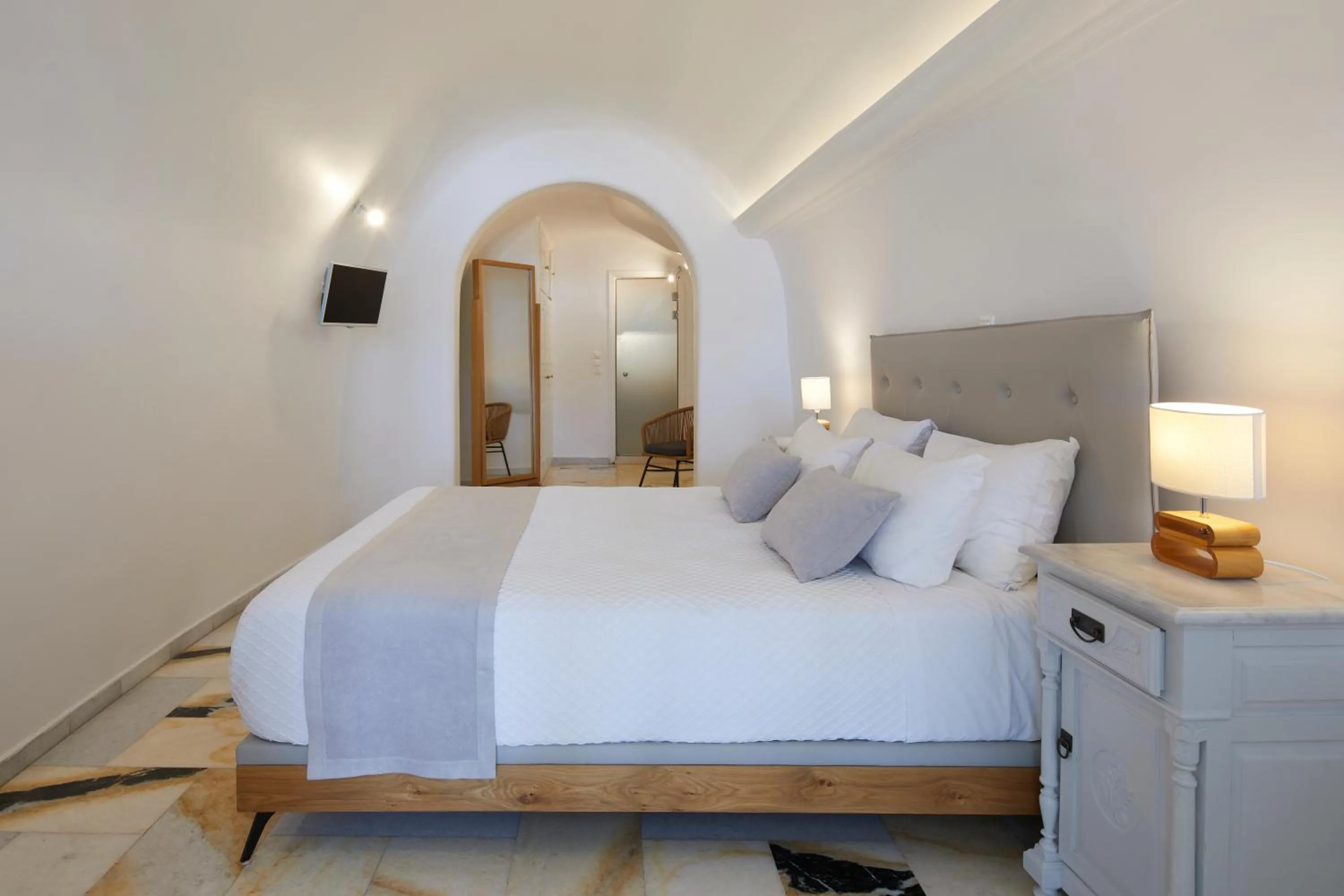 Bed in Iliovasilema Suites