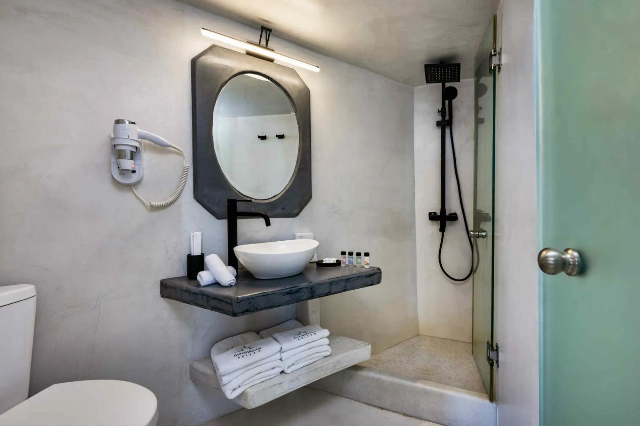 Shower in Iliovasilema Suites