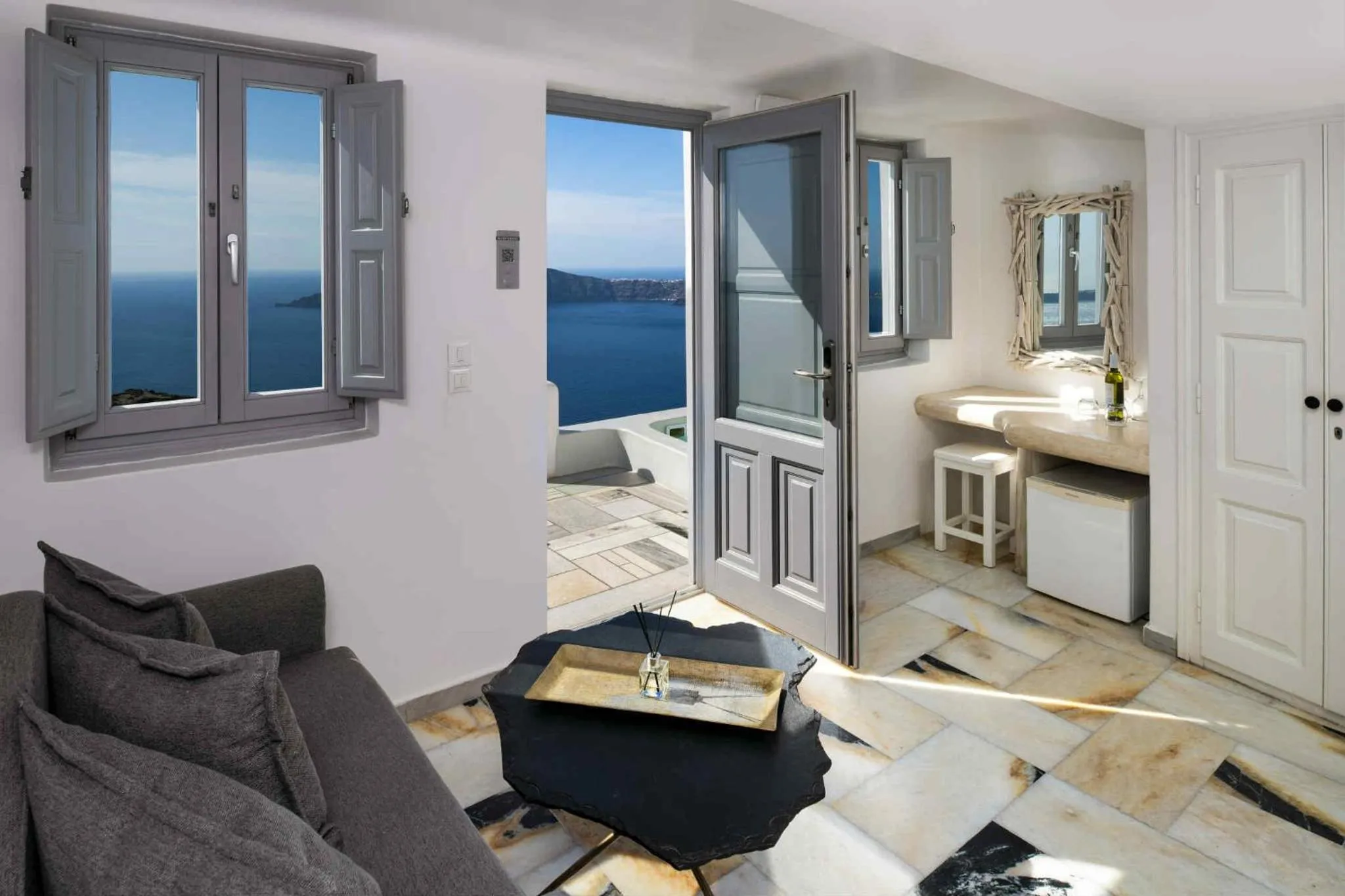 Living room in Iliovasilema Suites