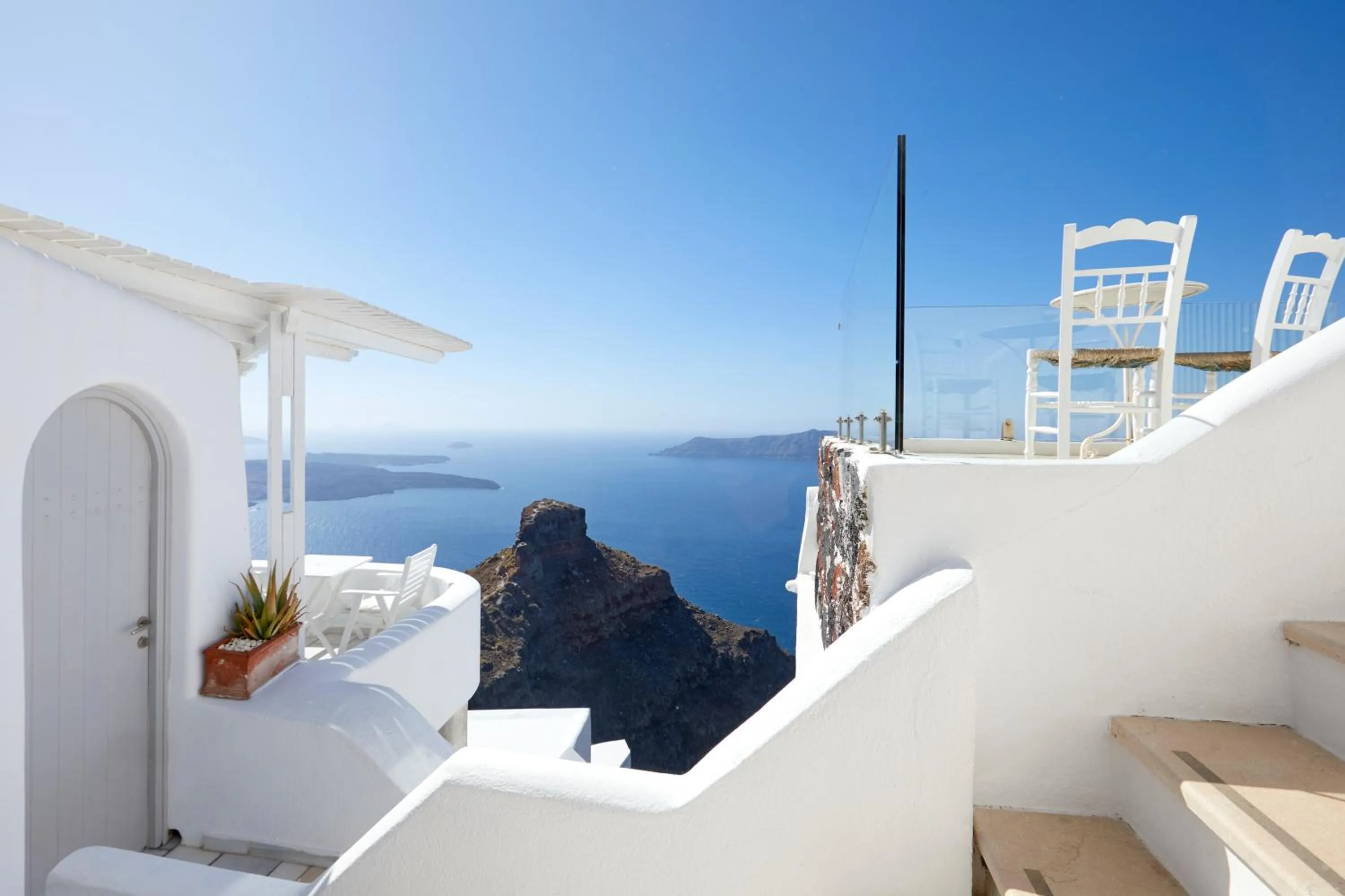 Facade/entrance in Iliovasilema Suites