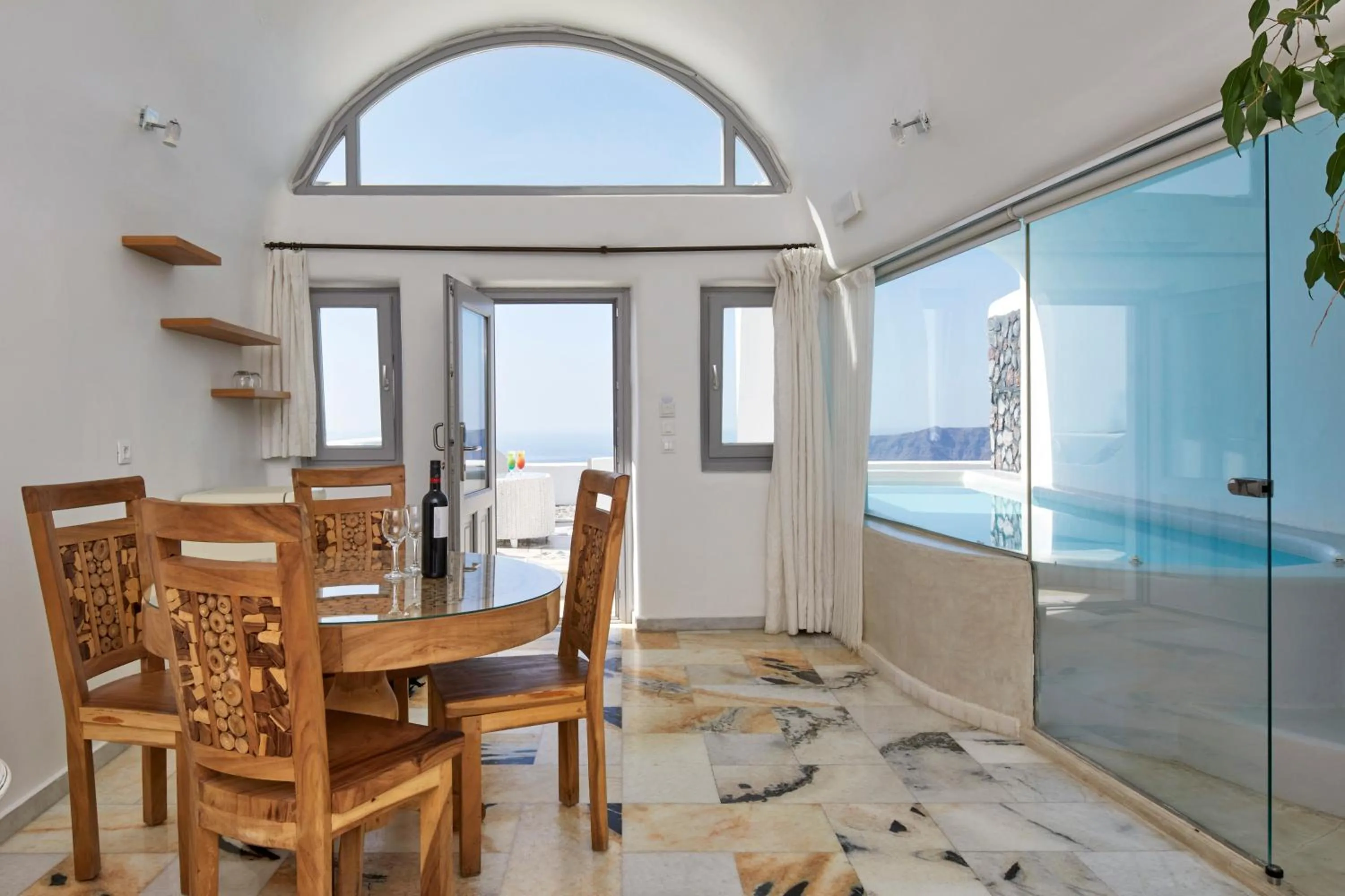 Dining area in Iliovasilema Suites