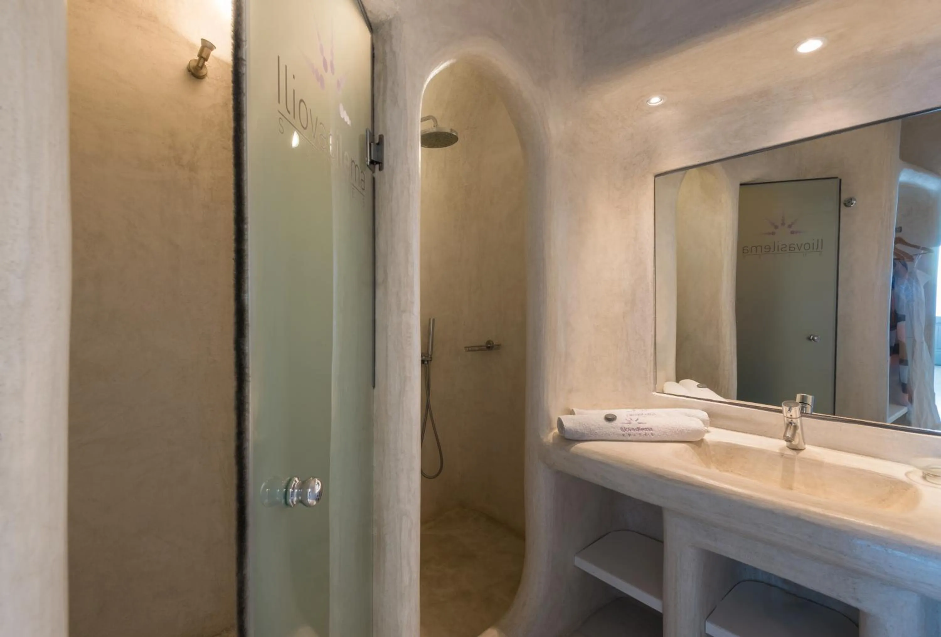 Bathroom in Iliovasilema Suites
