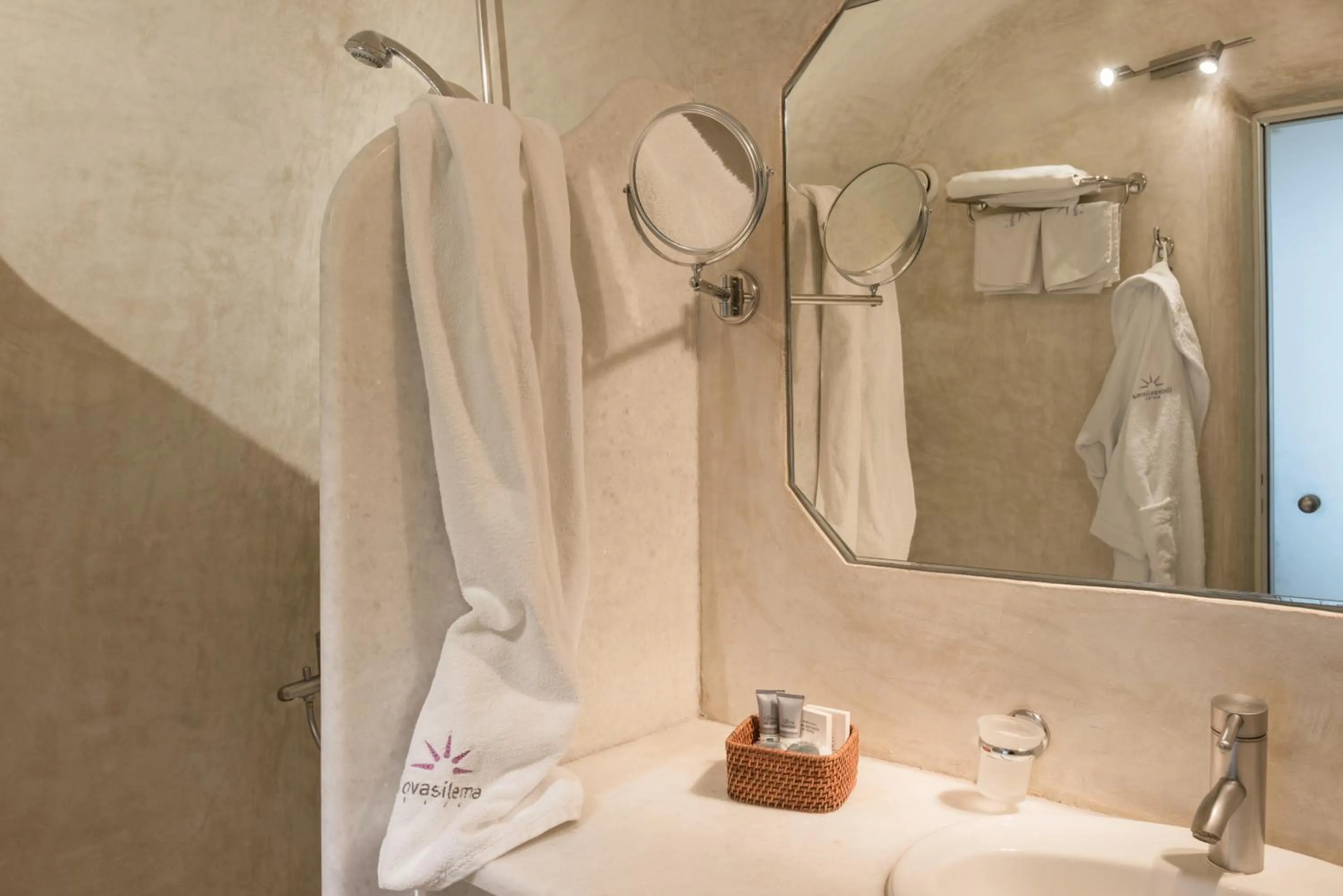 Bathroom in Iliovasilema Suites