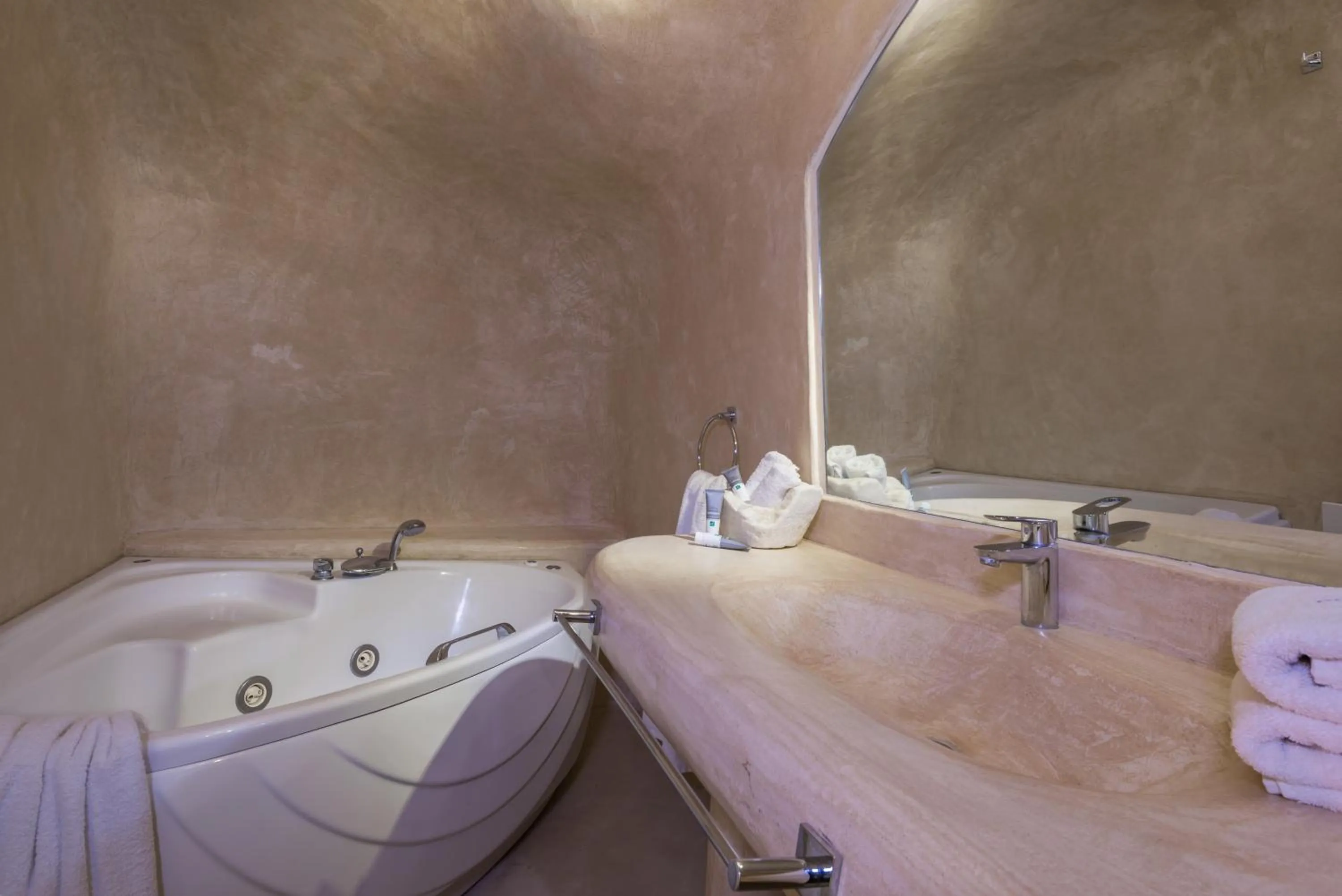 Bathroom in Iliovasilema Suites