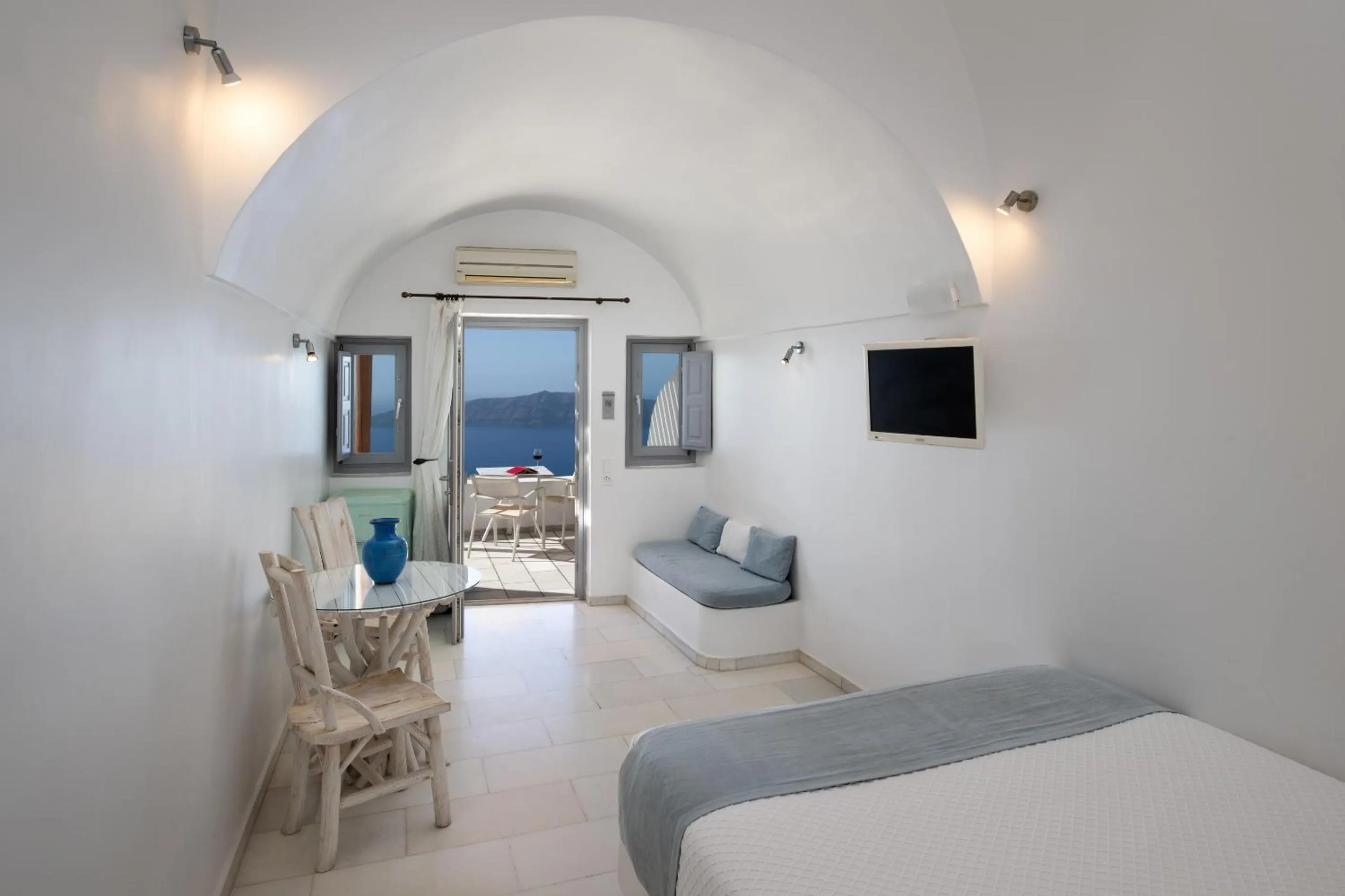 Bed in Iliovasilema Suites