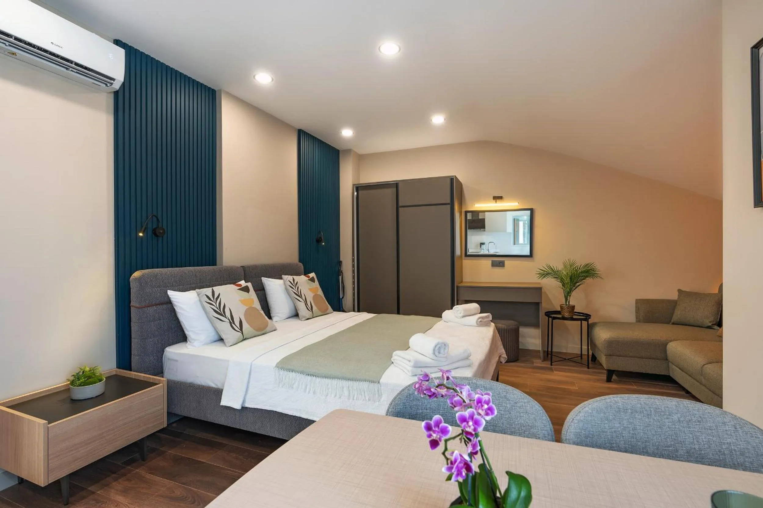 Photo of the whole room, Bed in Doqu Suites Hotel