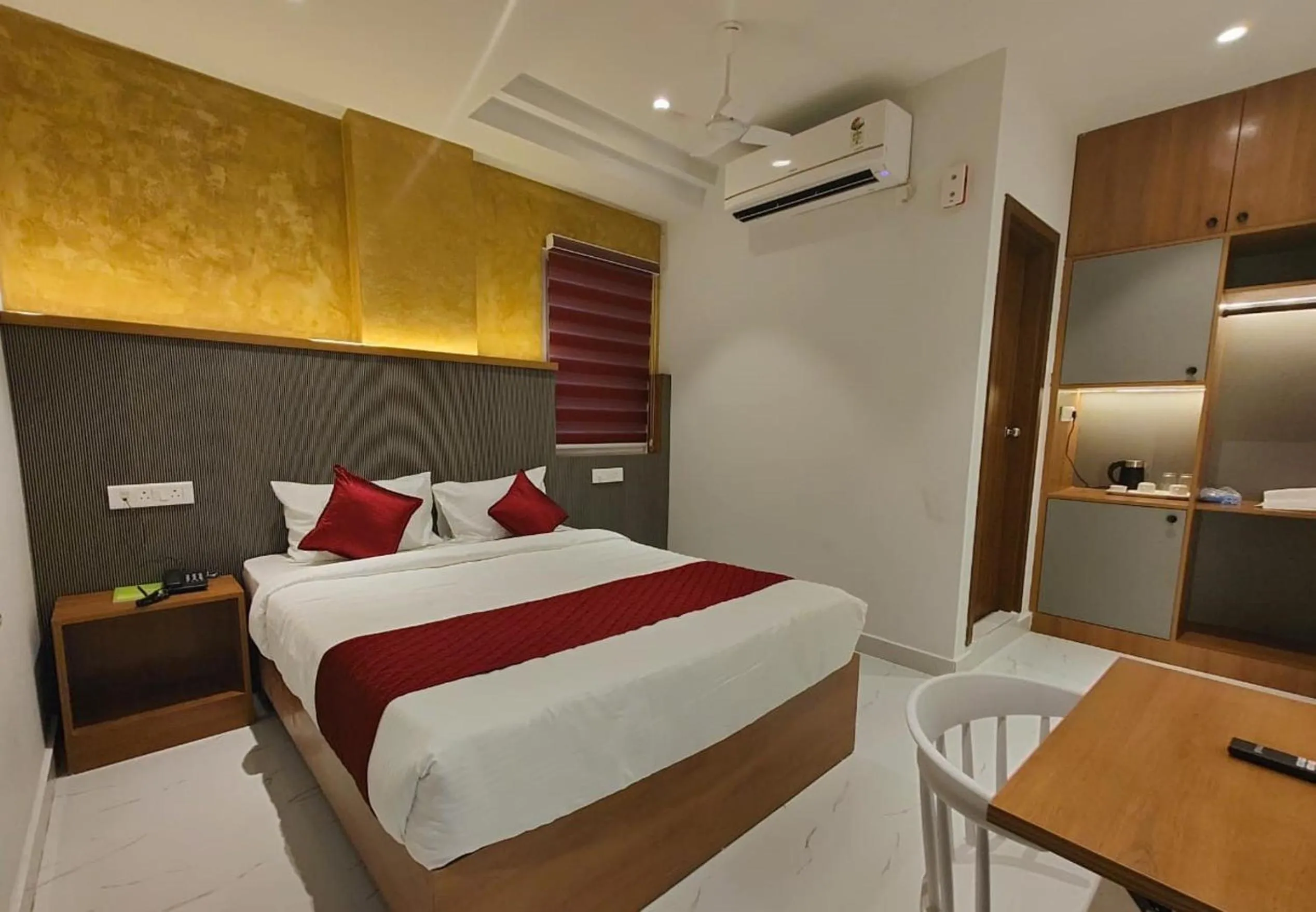 Bedroom, Bed in Hotel La Premier