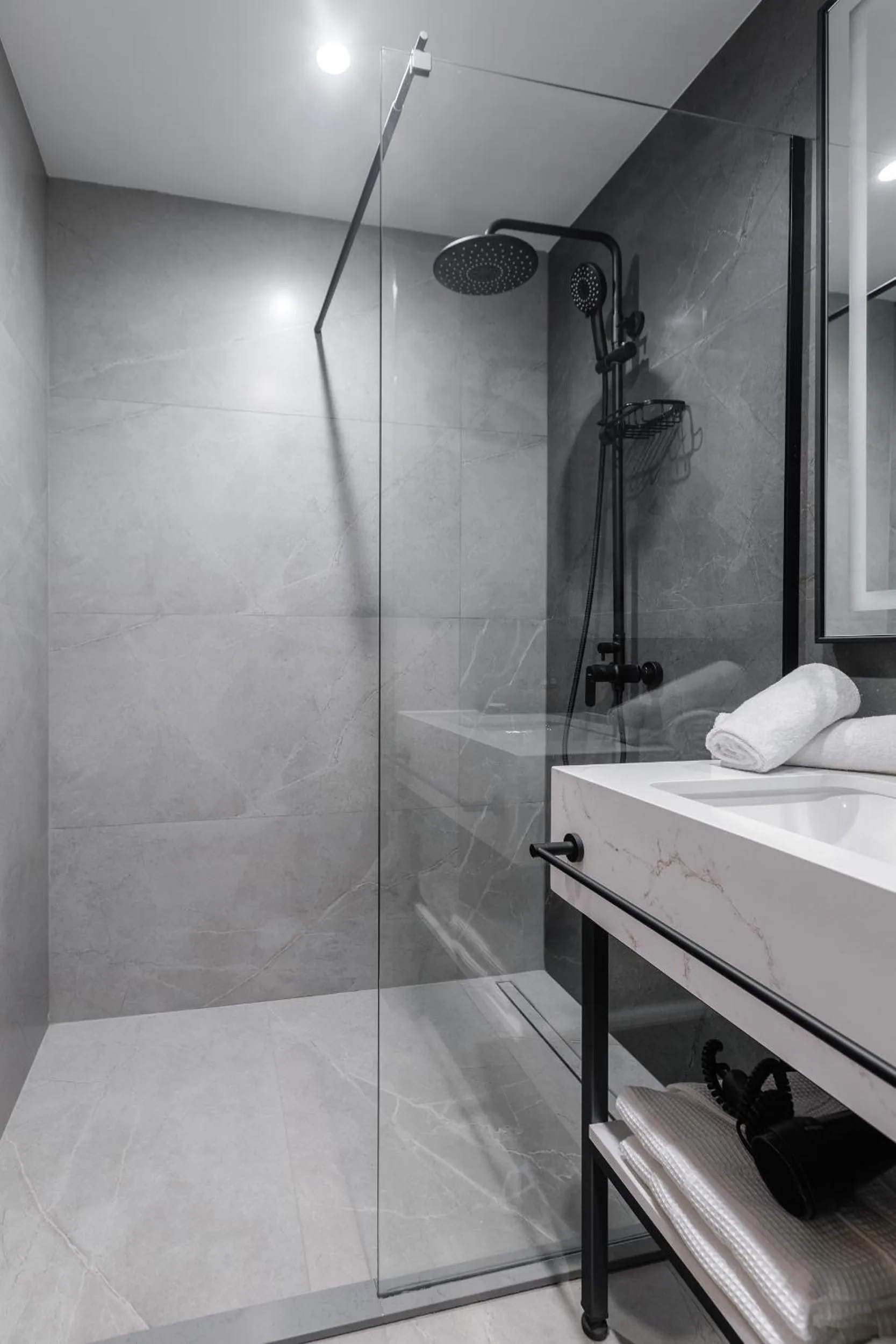 Bathroom, Bed in Piazza Epigraph