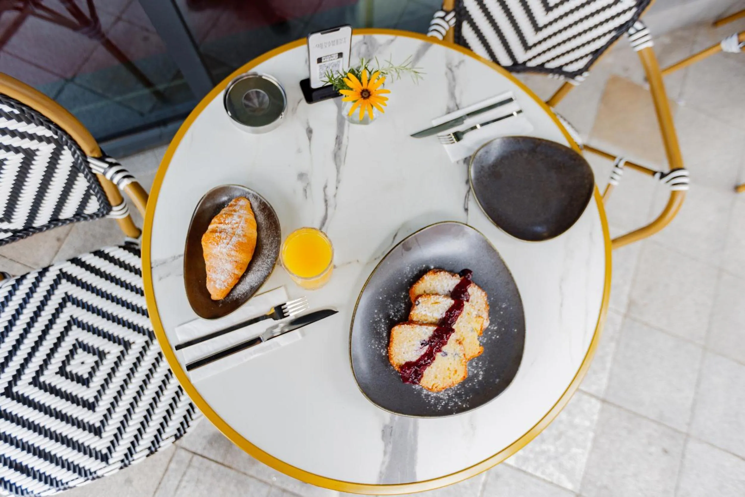 Restaurant/places to eat in Piazza Epigraph