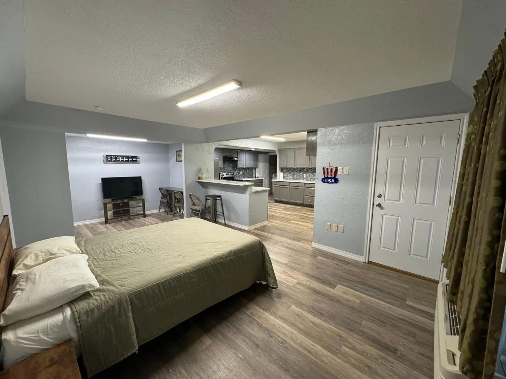 Bed in Bo Hotel Canadian Courts