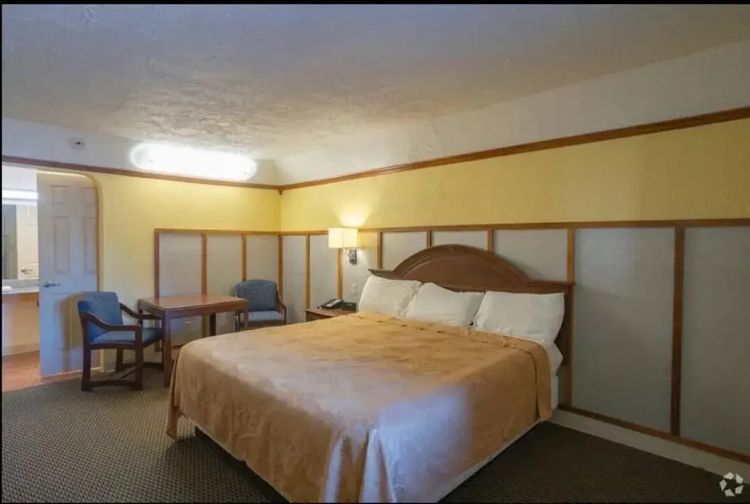 Deluxe Double Room in Bo Hotel Canadian Courts Deluxe Double Room in Bo Hotel Canadian Courts