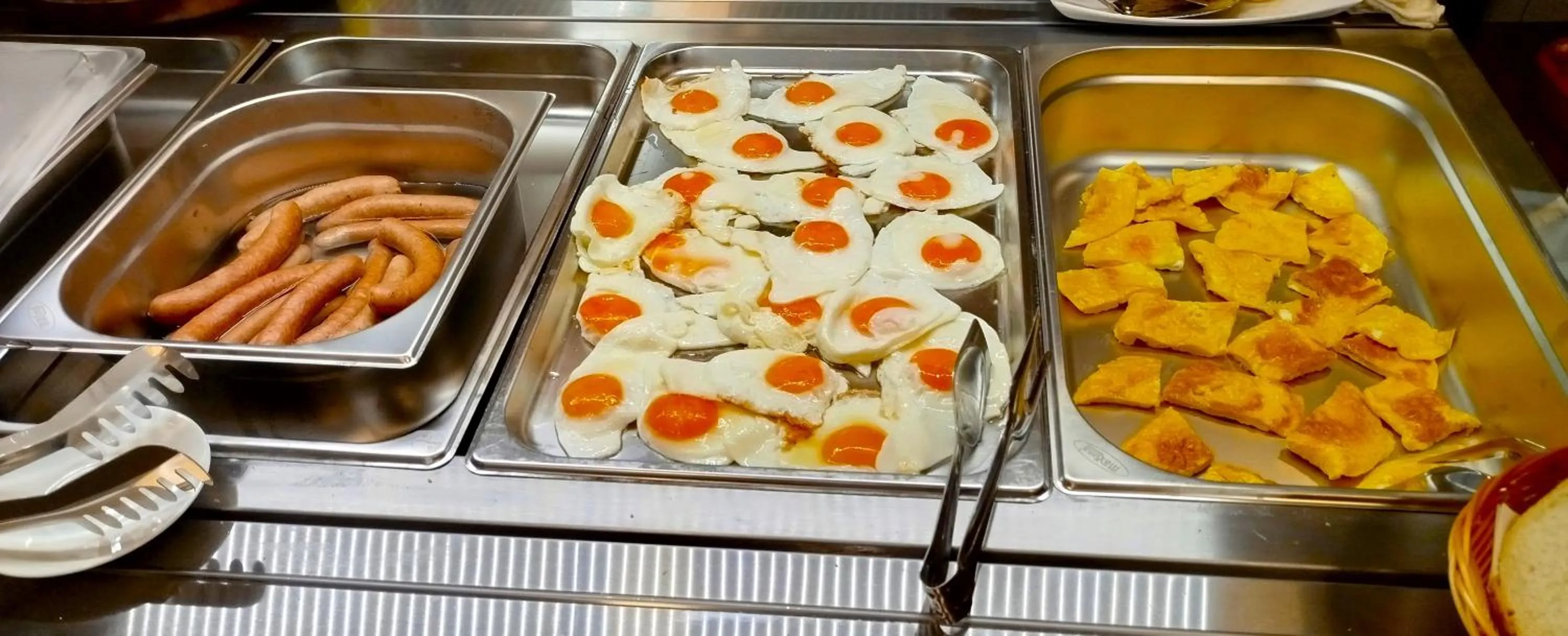 Buffet breakfast in Hotel Comat Deva