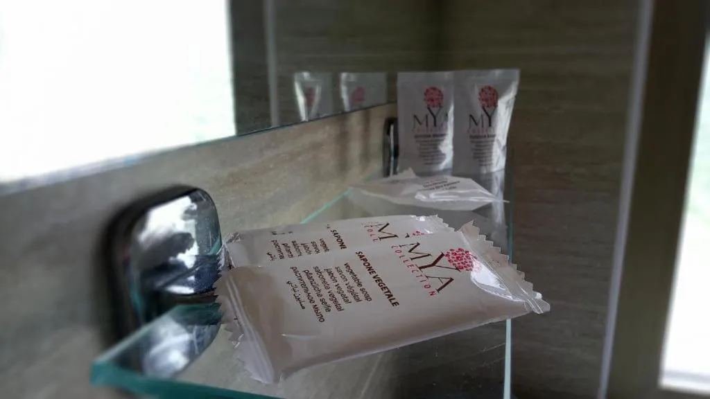 Bathroom, Bed in Hotel Meeting