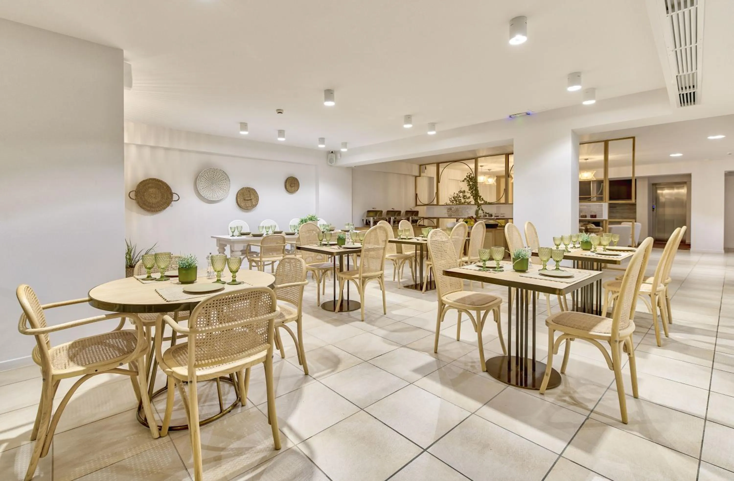 Restaurant/places to eat in Arkadia Hotel