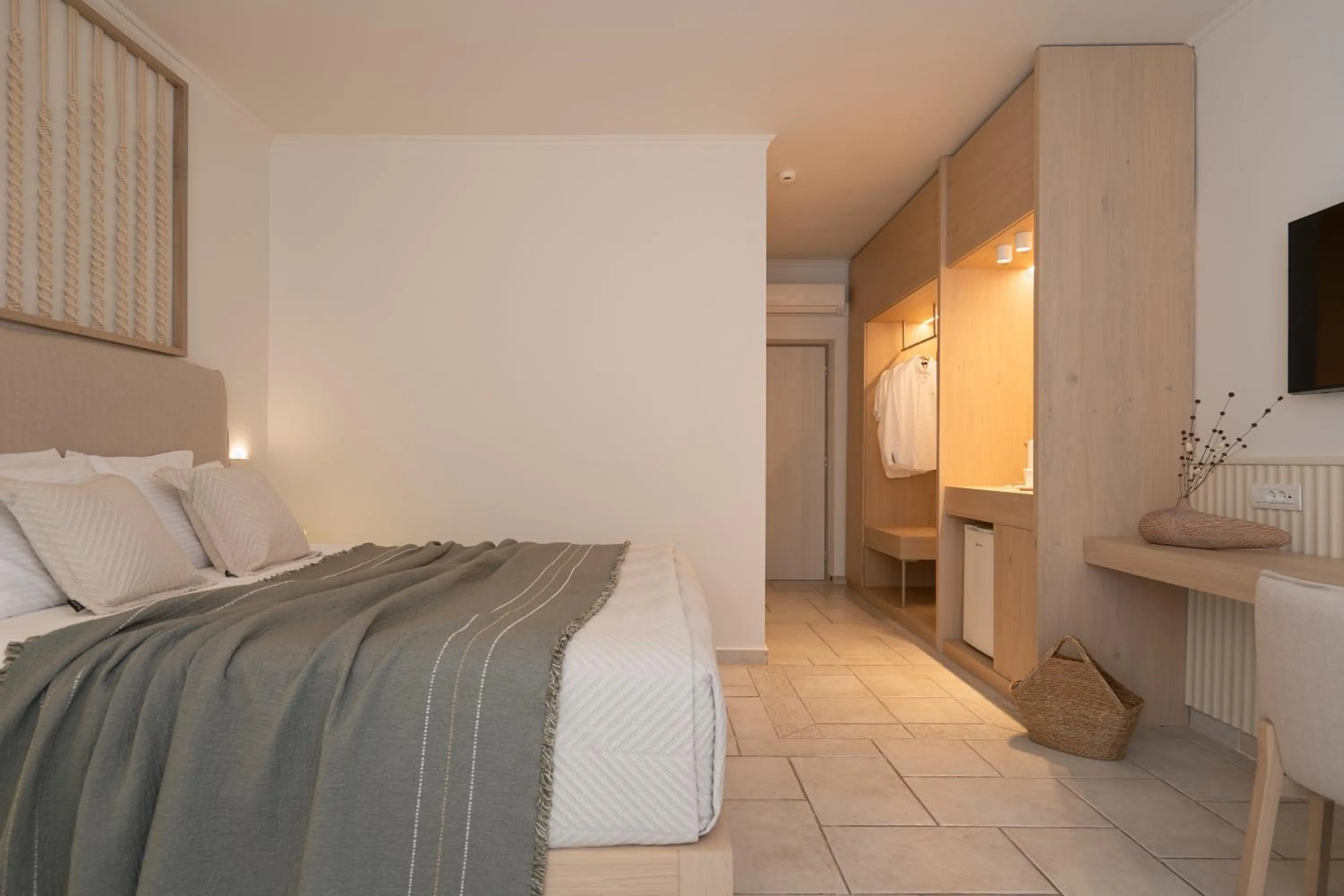 wardrobe, Bed in Arkadia Hotel