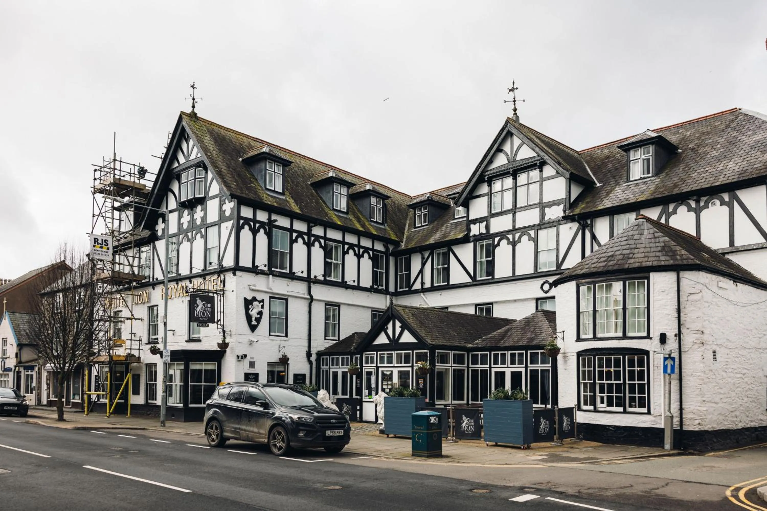 Facade/entrance in White Lion Royal Hotel