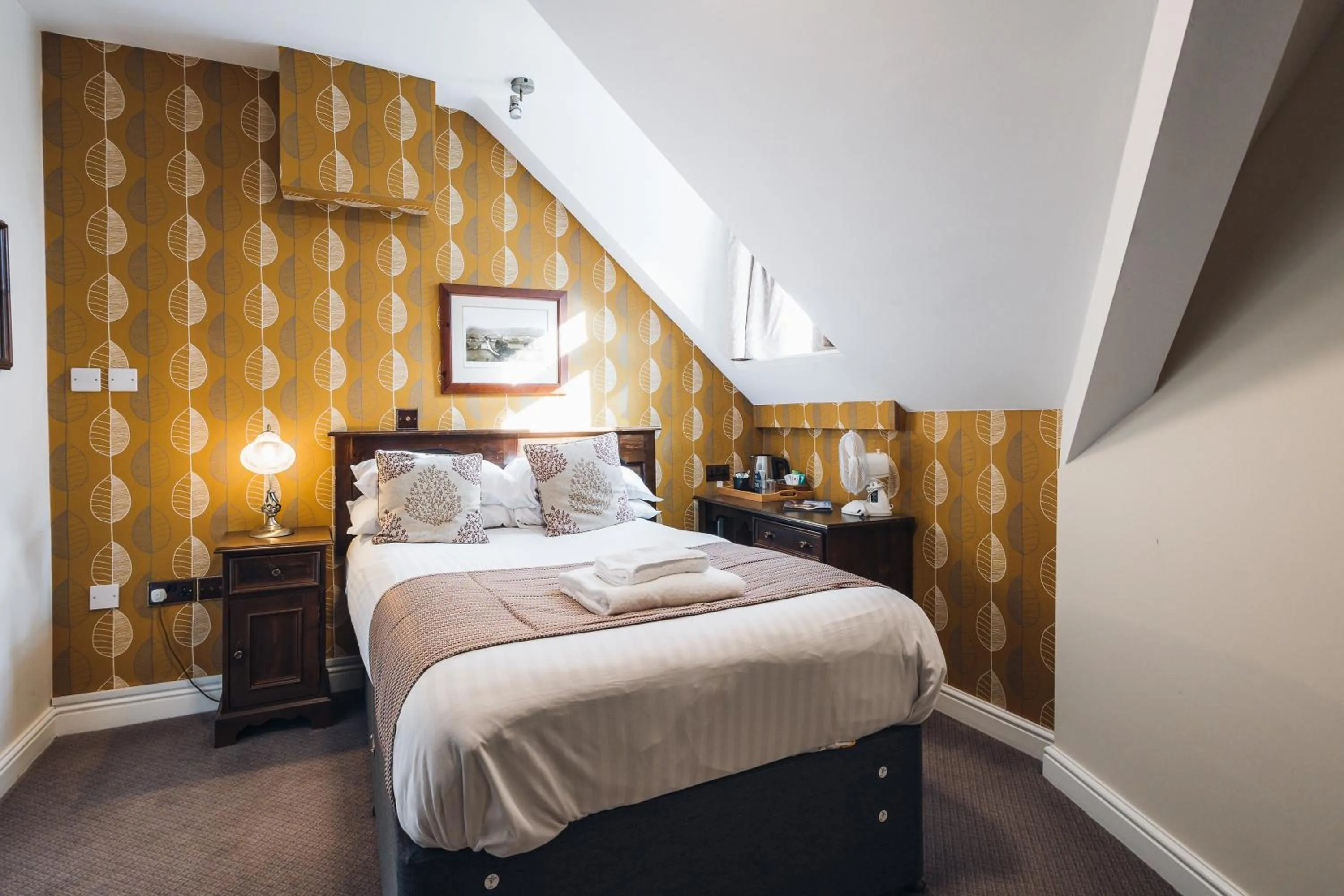 Bedroom, Bed in White Lion Royal Hotel