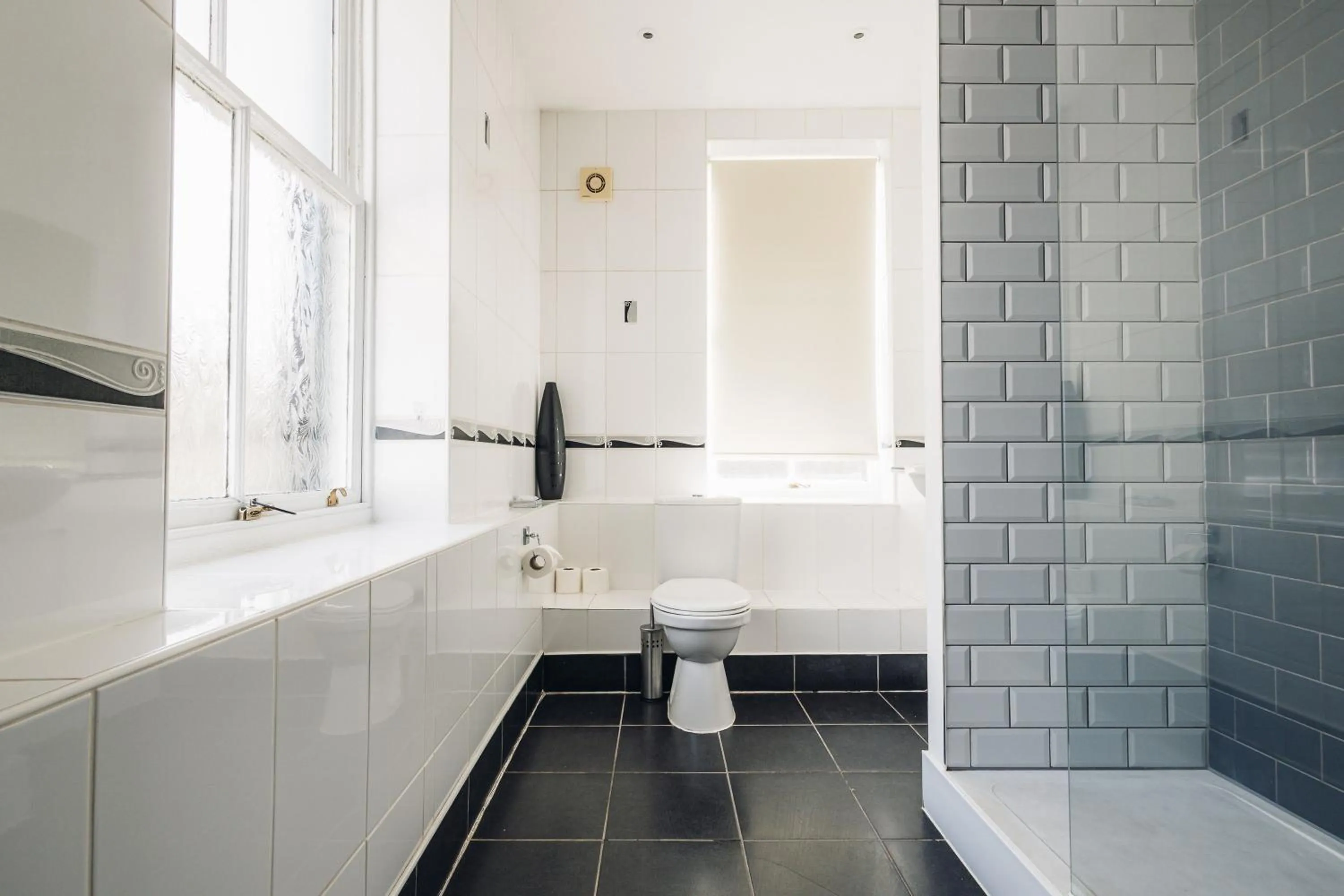 Bathroom in White Lion Royal Hotel