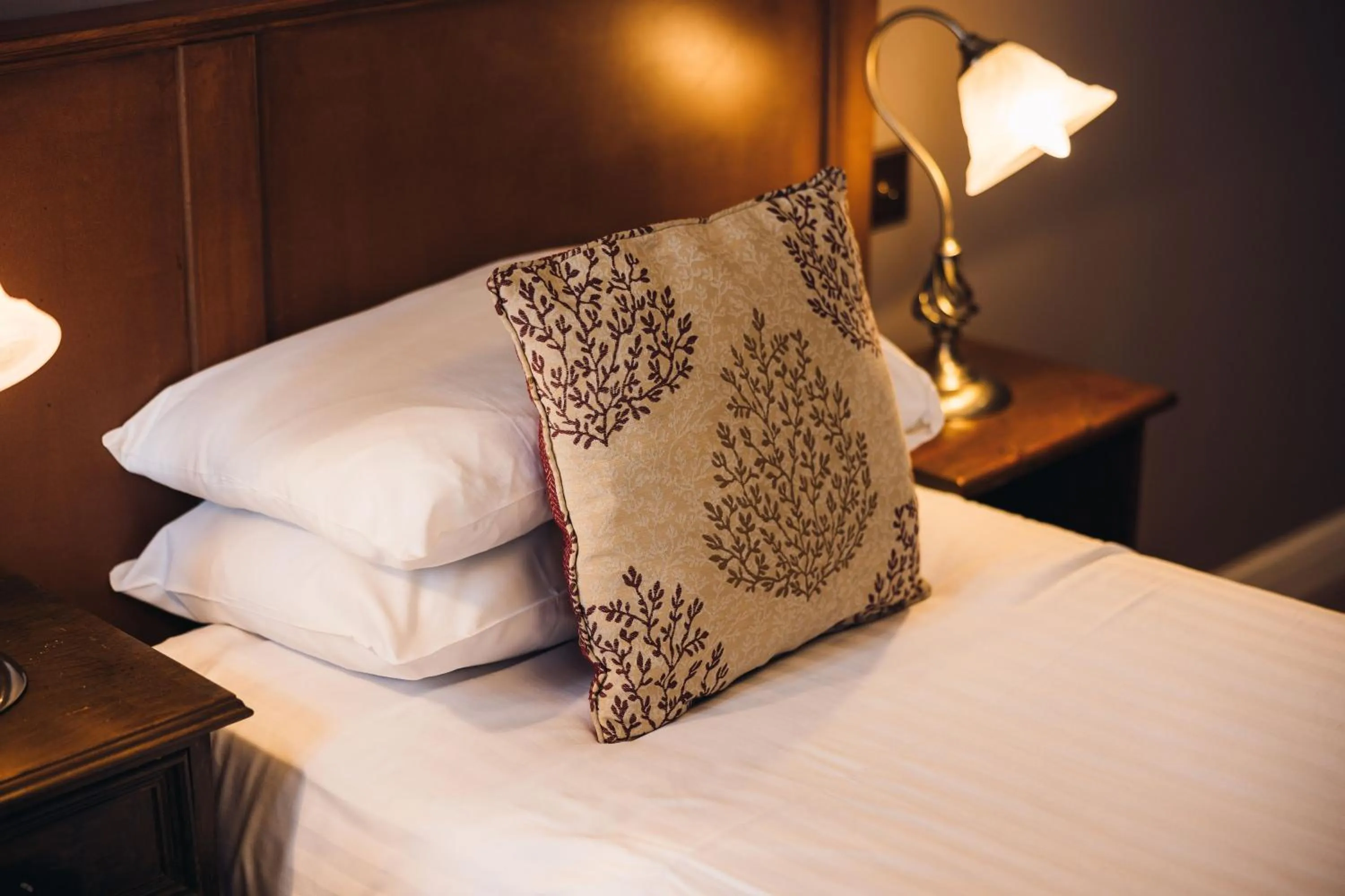 Bedroom, Bed in White Lion Royal Hotel