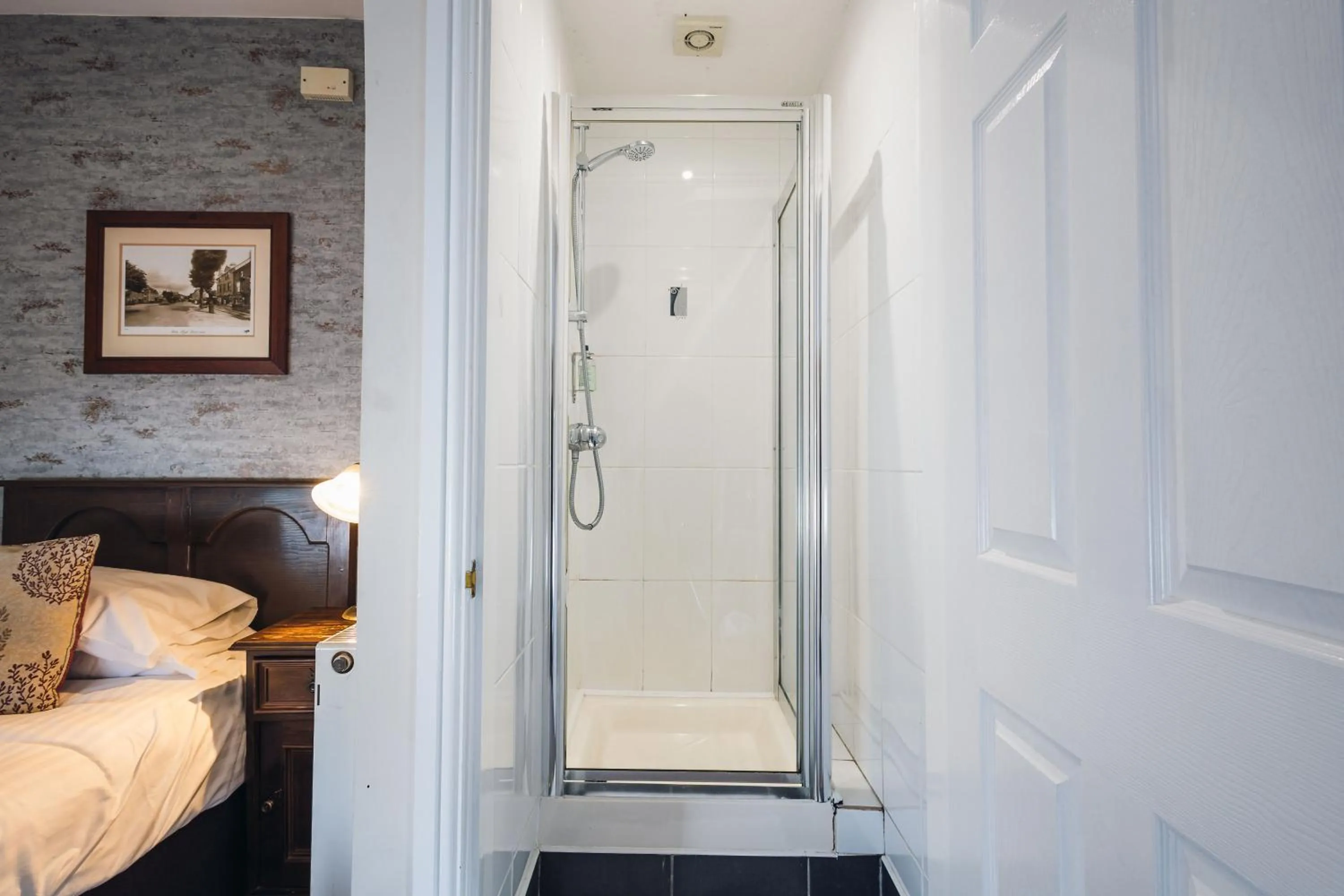 Shower, Bed in White Lion Royal Hotel