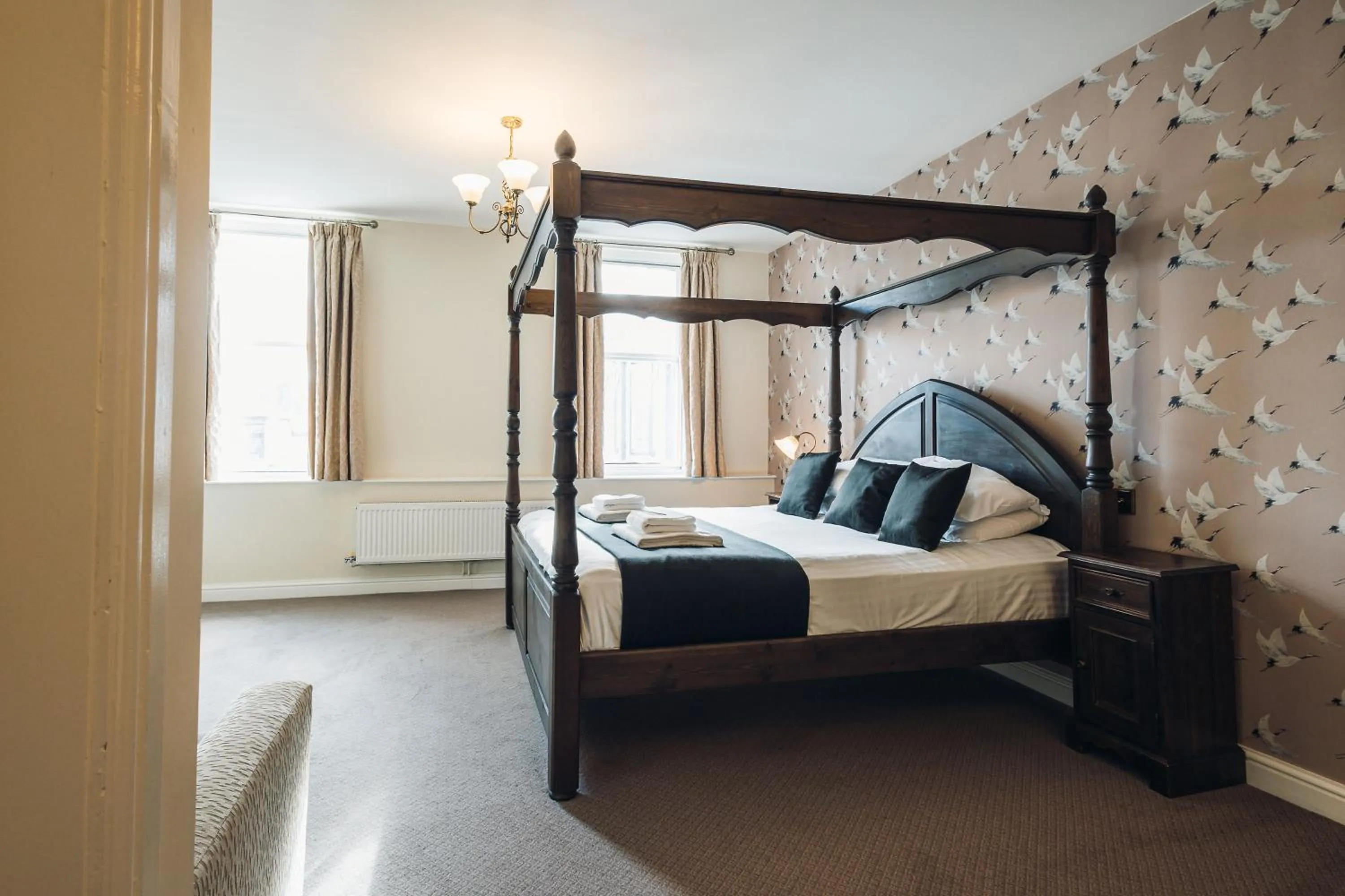 Bedroom, Bed in White Lion Royal Hotel