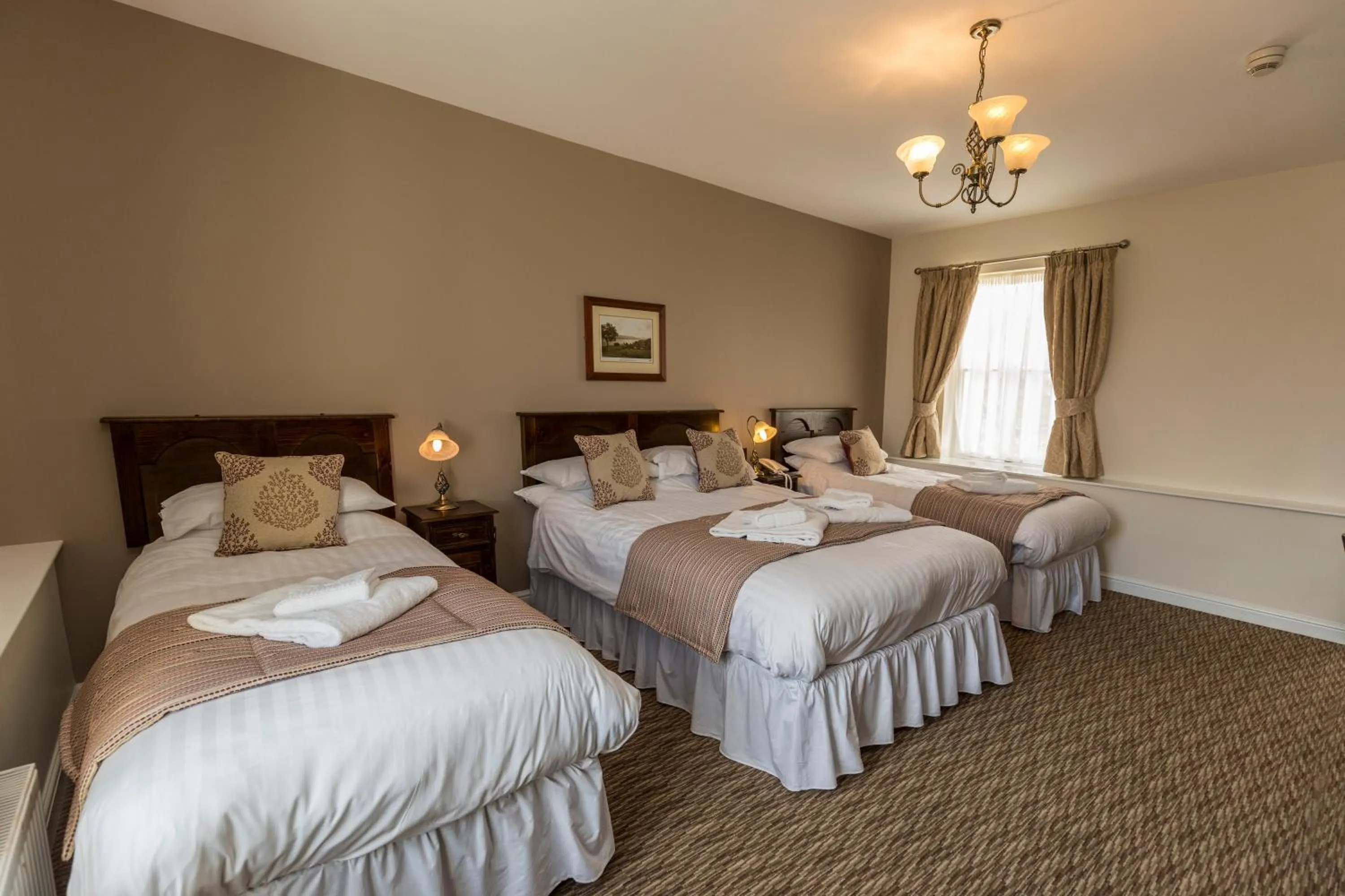 Bedroom, Bed in White Lion Royal Hotel