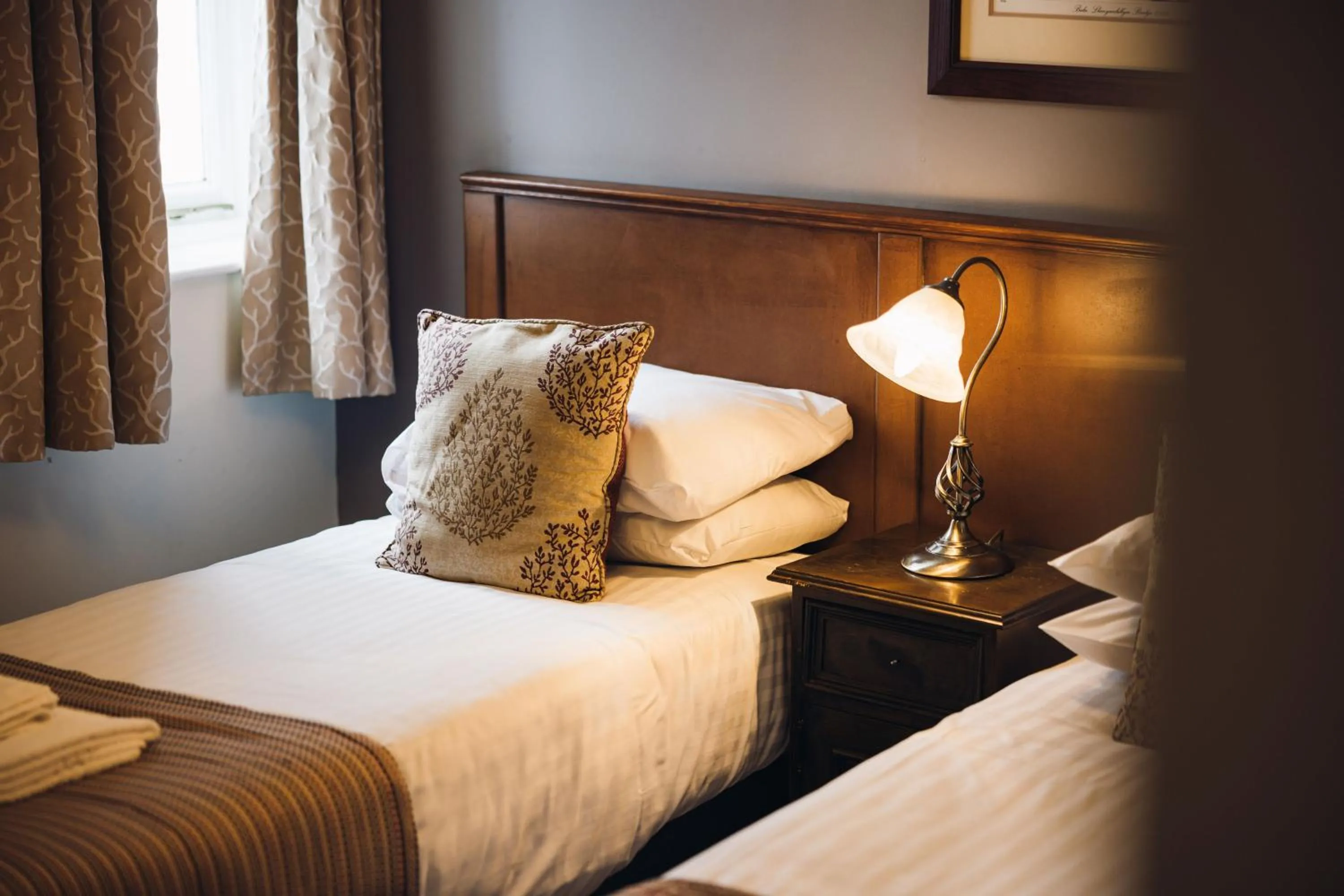 Bedroom, Bed in White Lion Royal Hotel