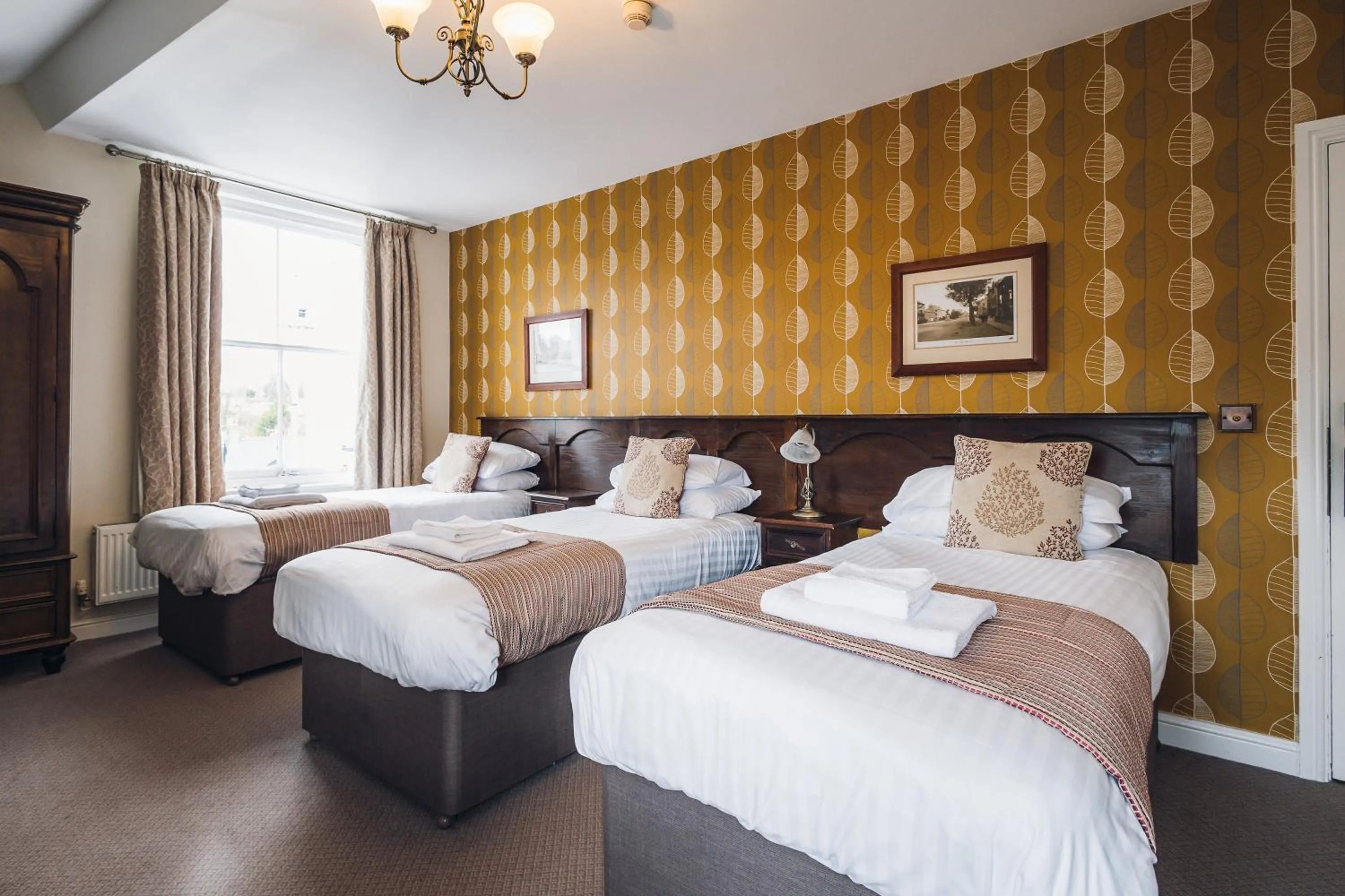 Bedroom, Bed in White Lion Royal Hotel