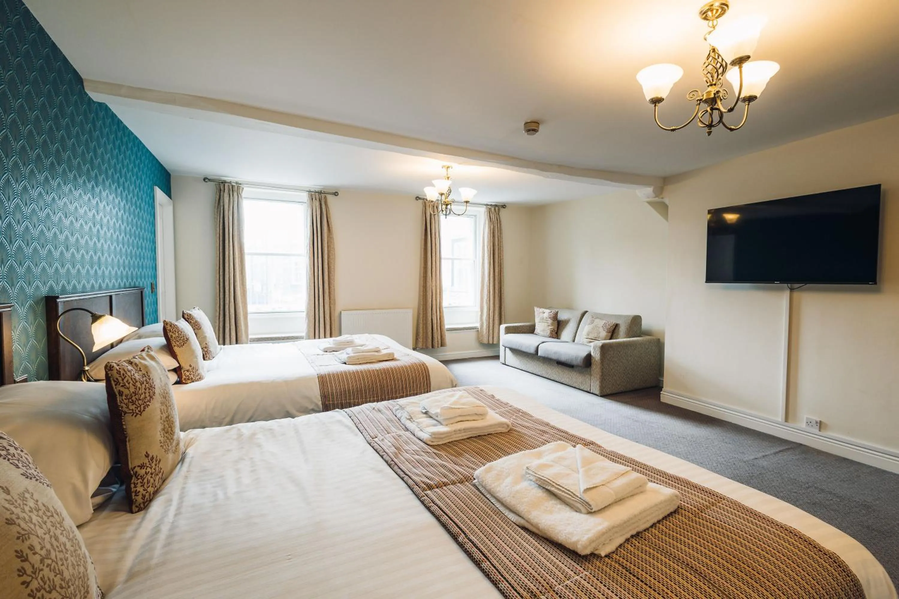 Bedroom, Bed in White Lion Royal Hotel