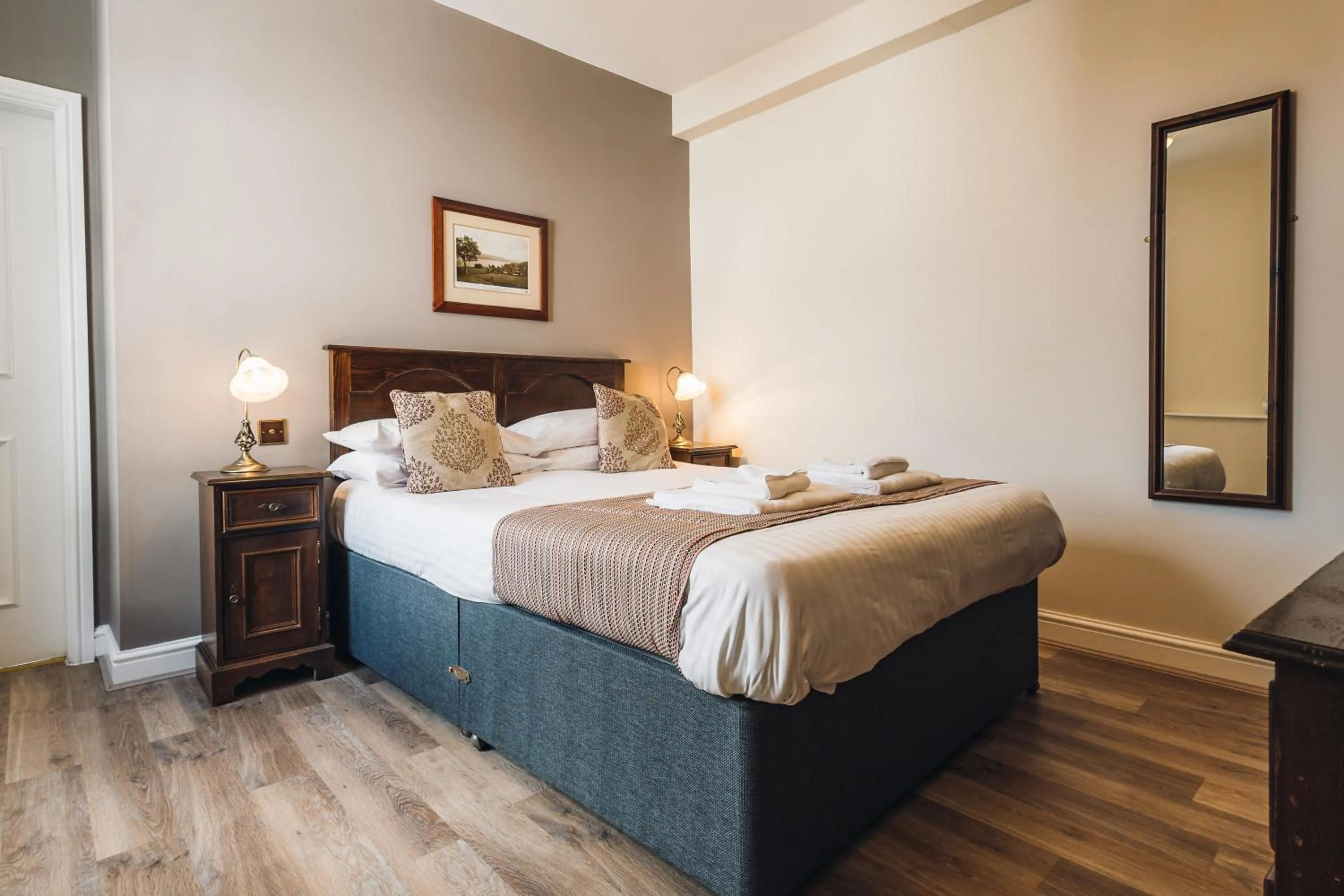 Bedroom, Bed in White Lion Royal Hotel