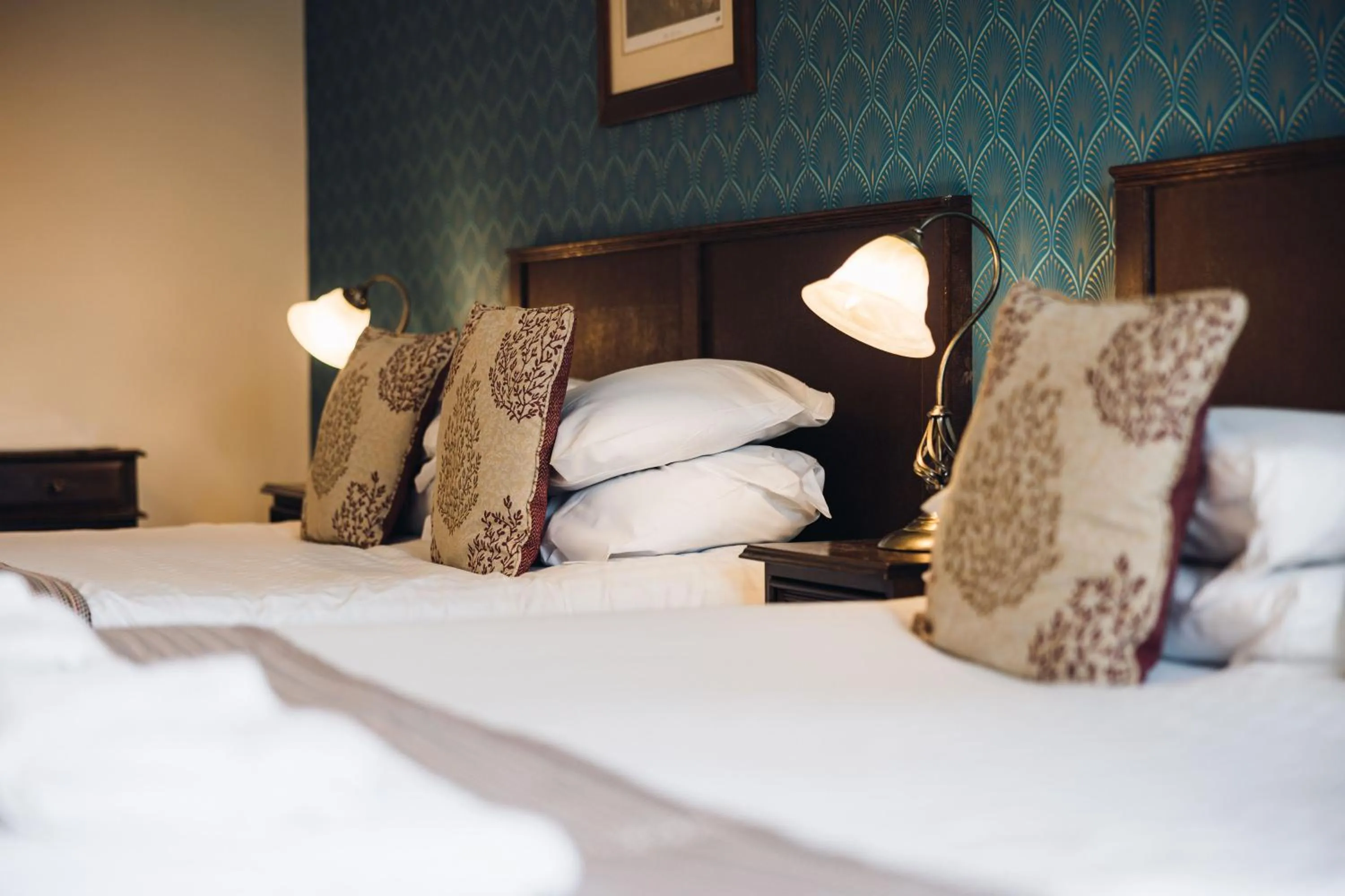 Bedroom, Bed in White Lion Royal Hotel