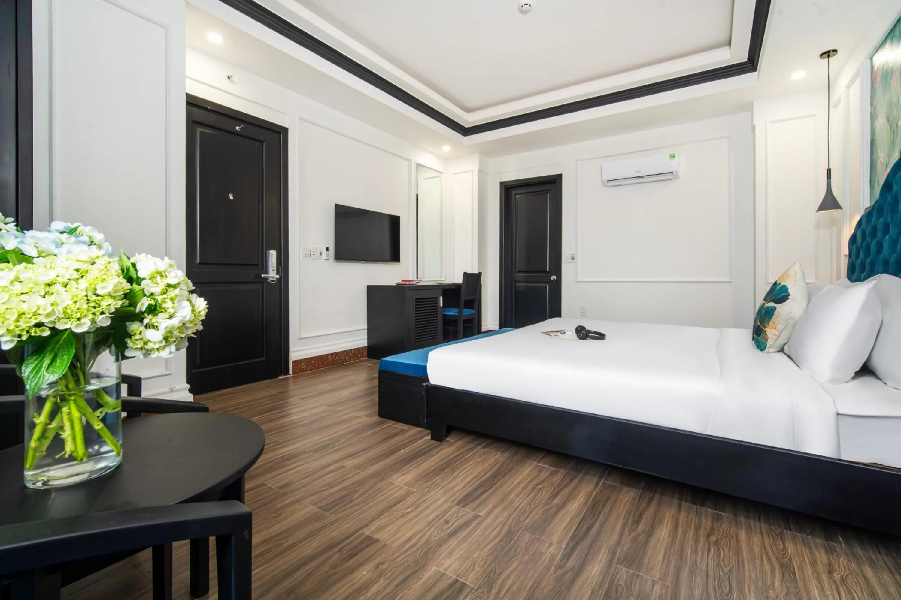 Communal lounge/ TV room, Bed in Elites Hotel