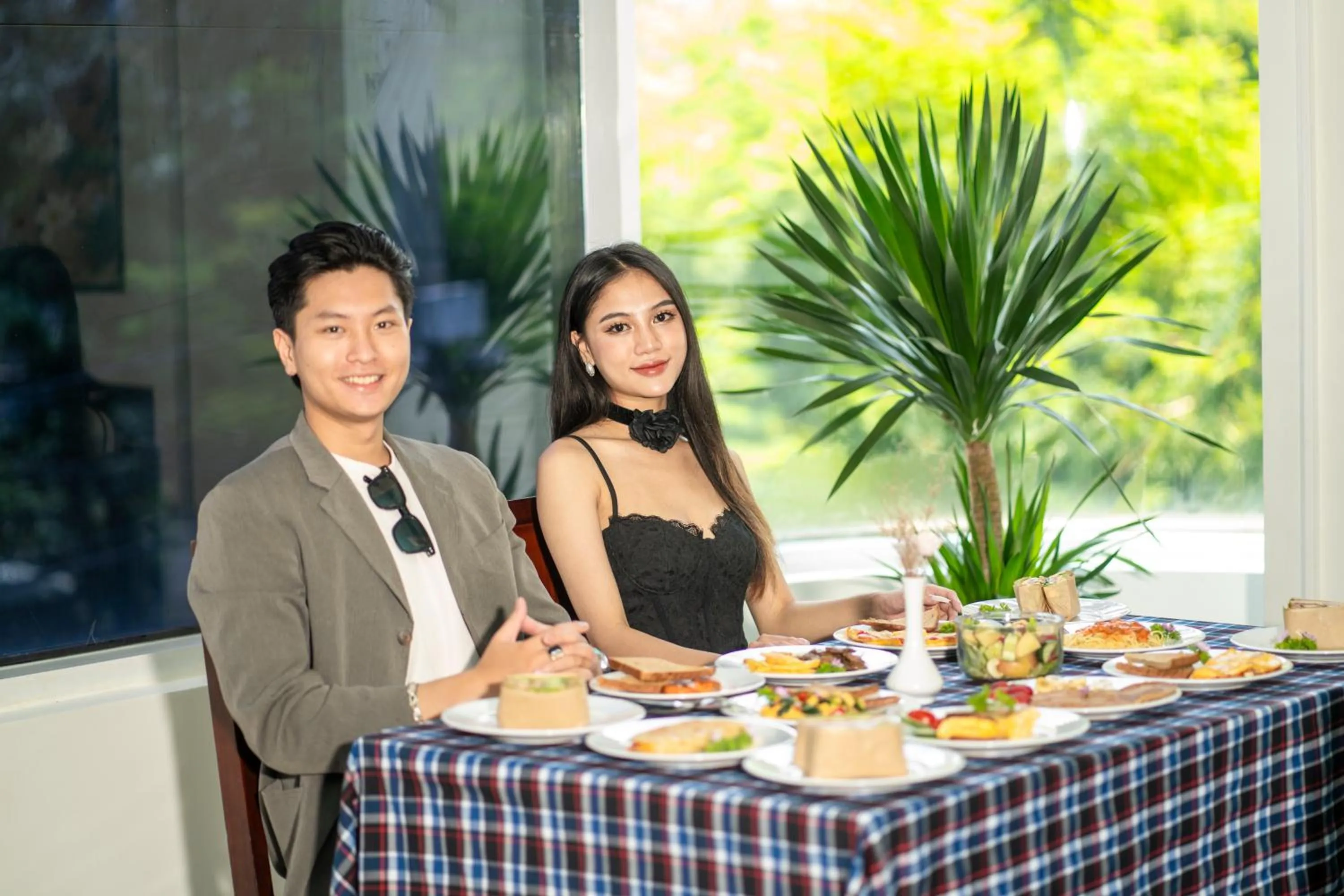 Restaurant/places to eat in Elites Hotel