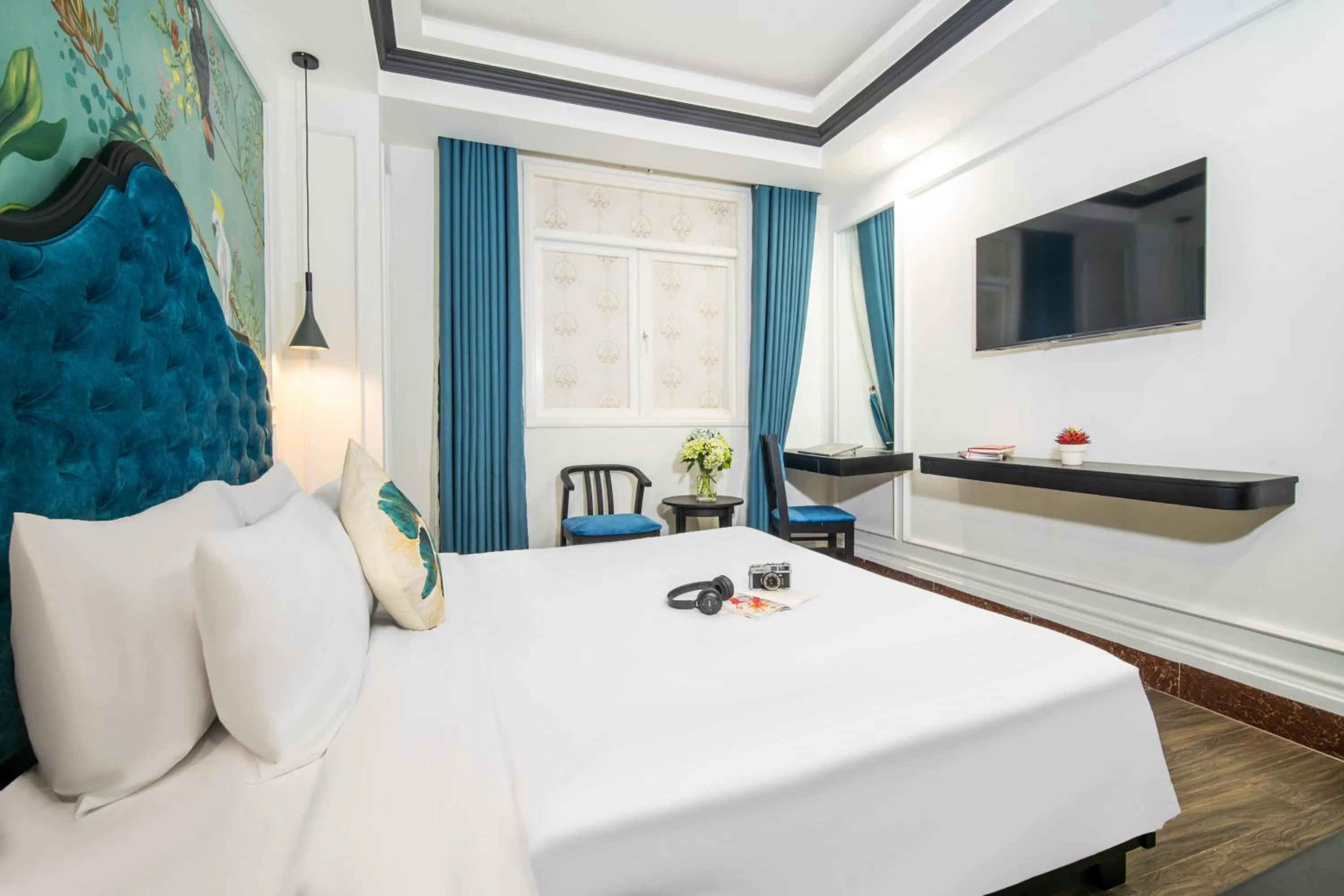 Communal lounge/ TV room, Bed in Elites Hotel