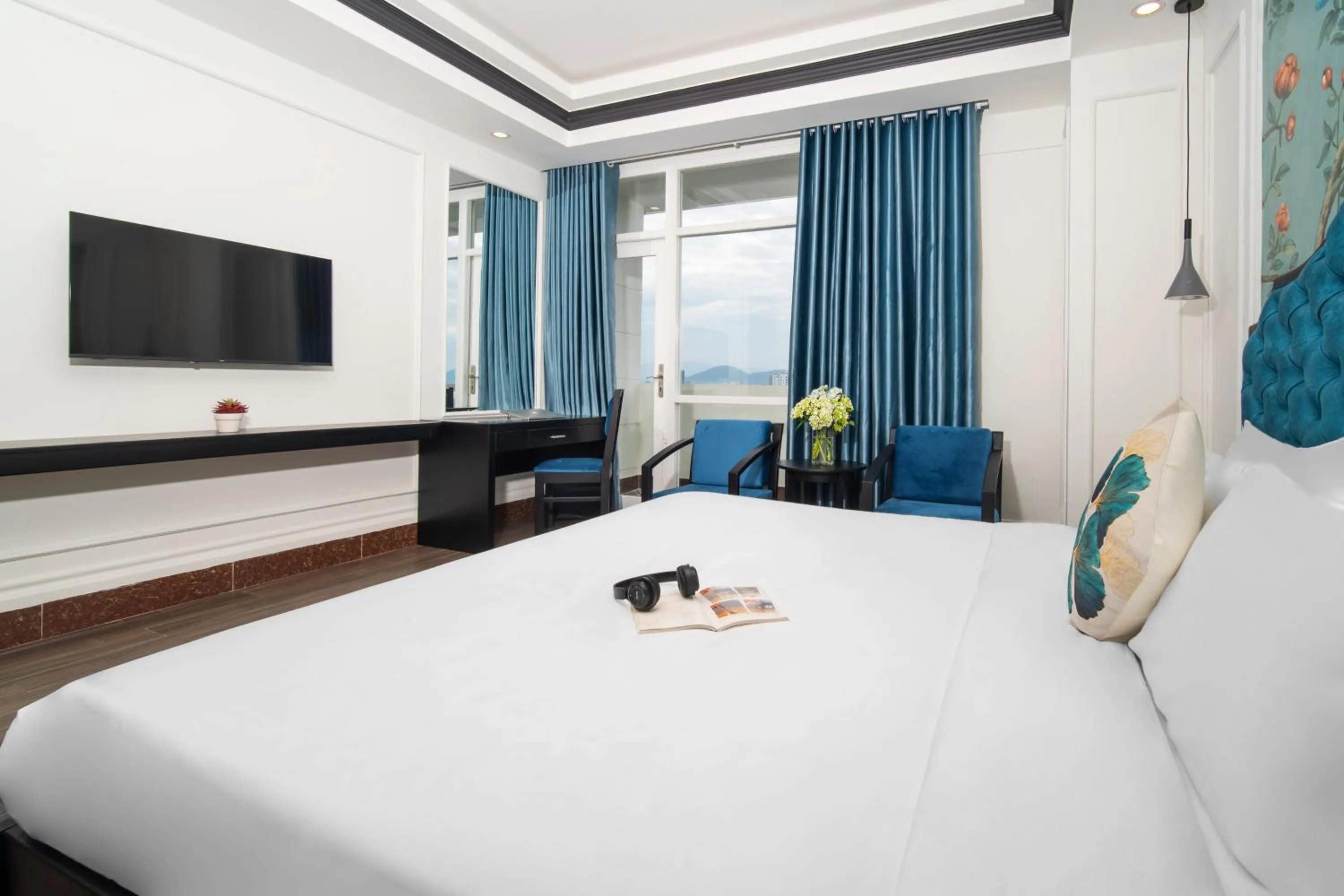 Communal lounge/ TV room, Bed in Elites Hotel