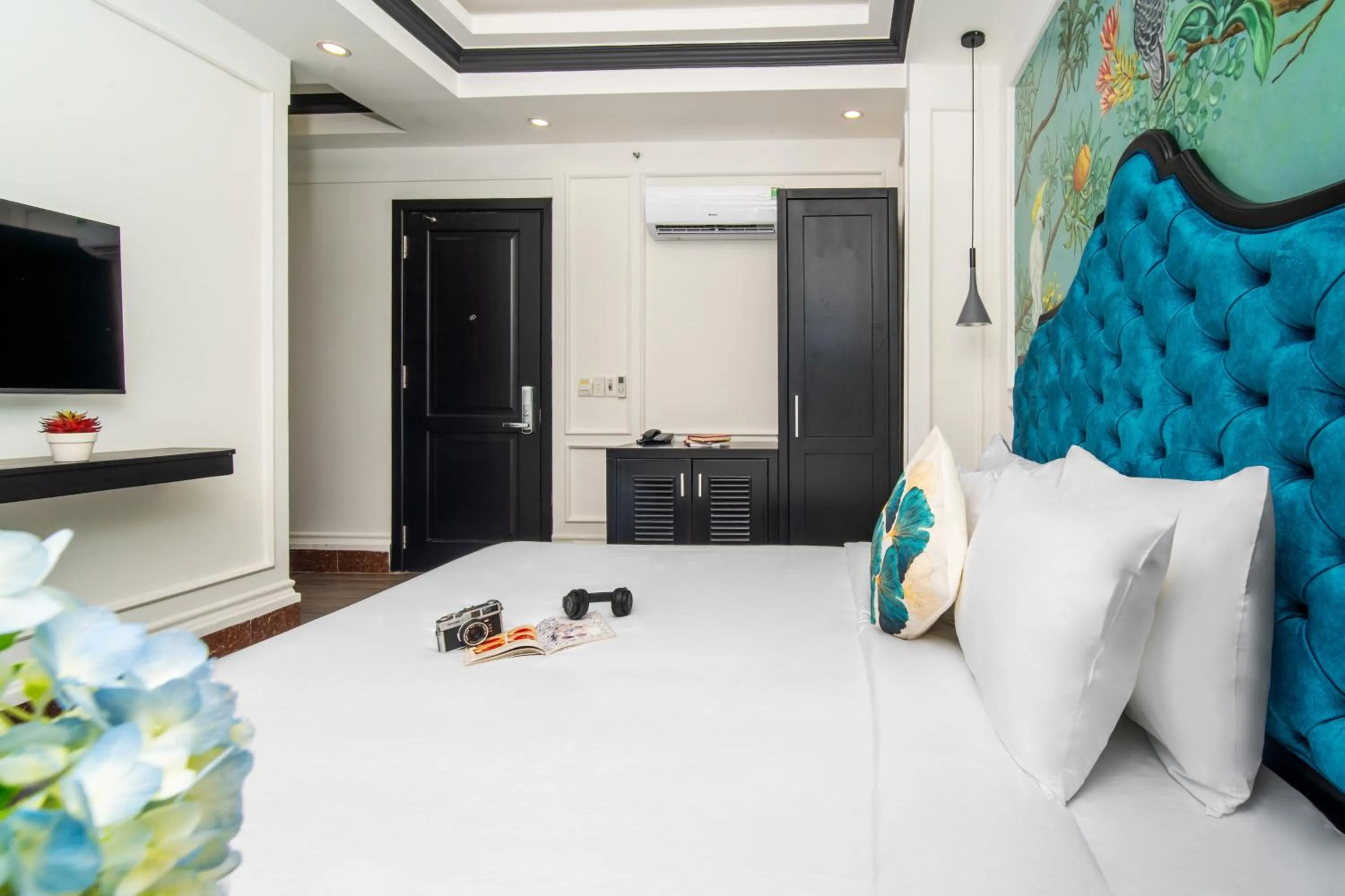 Communal lounge/ TV room in Elites Hotel