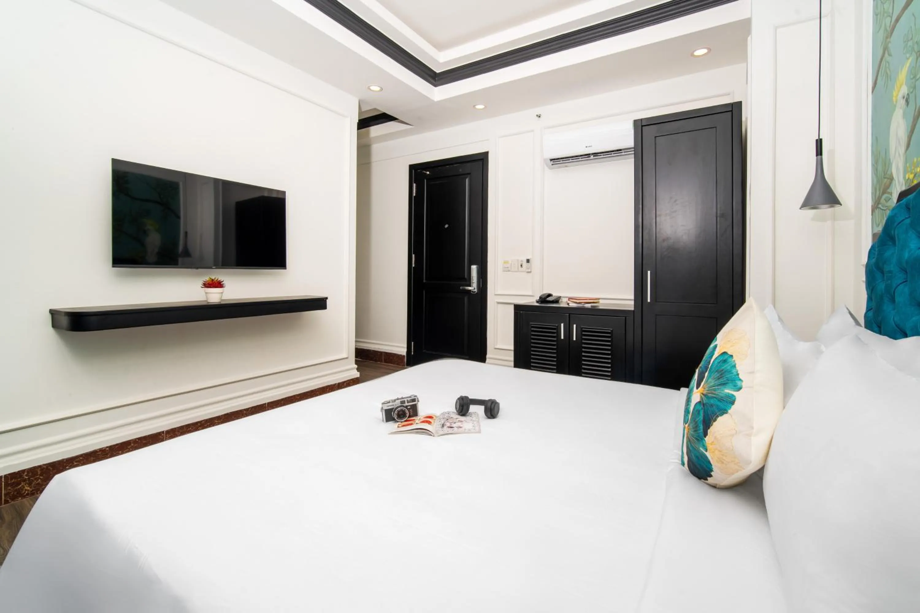 Communal lounge/ TV room, Bed in Elites Hotel