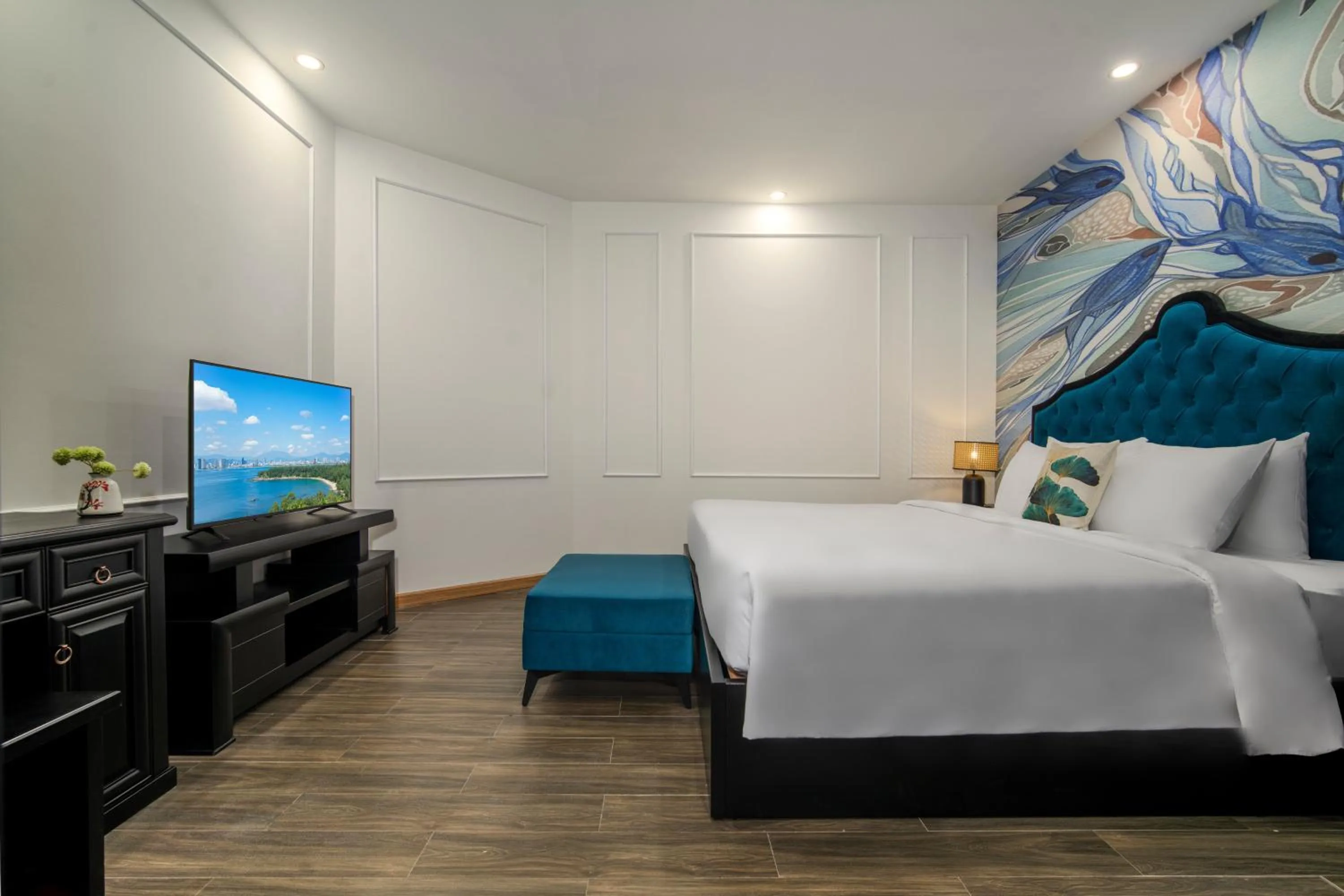 Communal lounge/ TV room, Bed in Elites Hotel