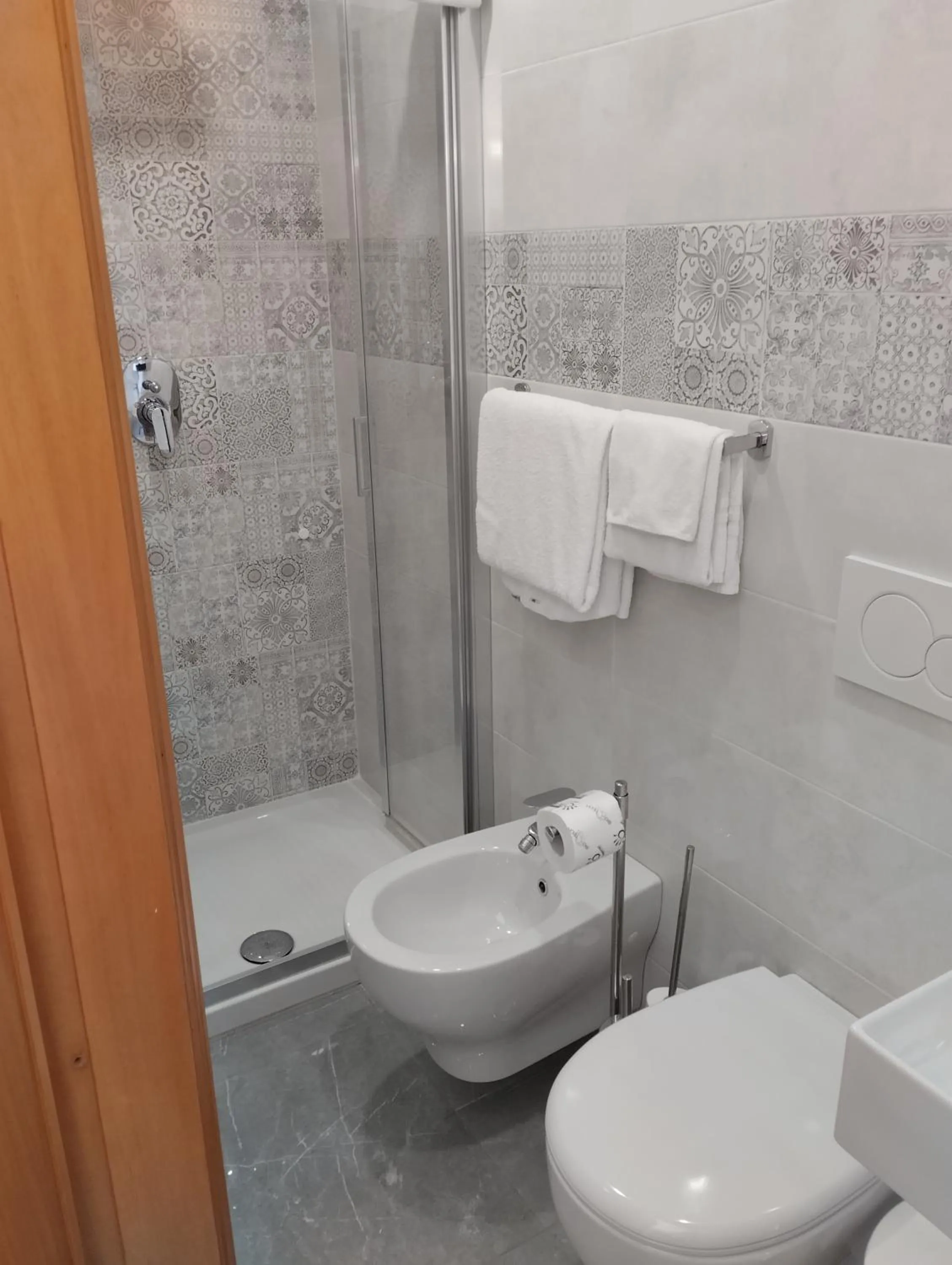 Shower in Hotel Tiffany