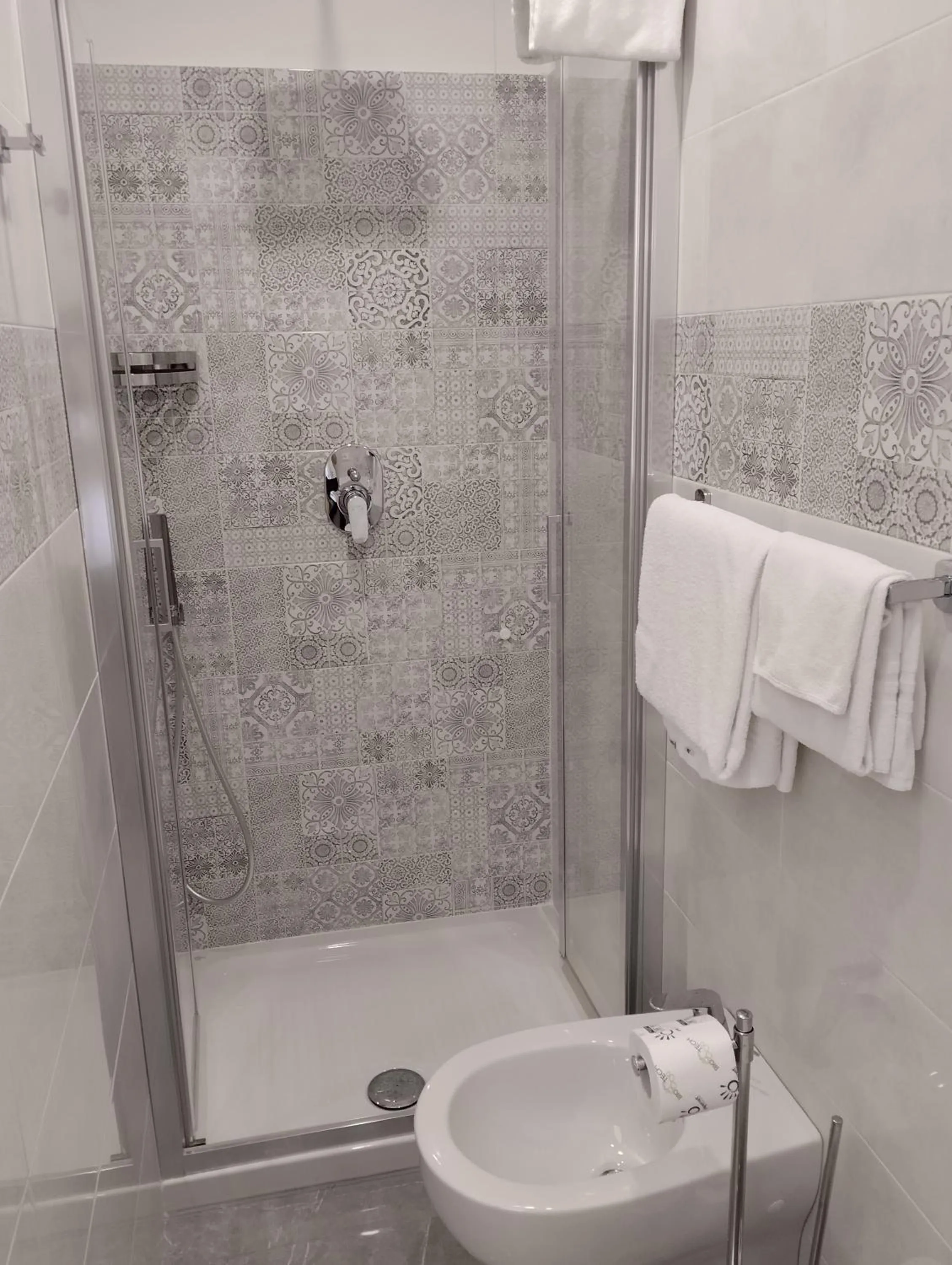 Shower in Hotel Tiffany