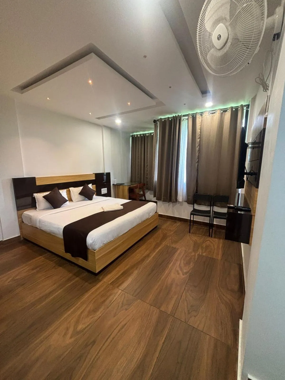 Bed in Lush Hills by Benchmark