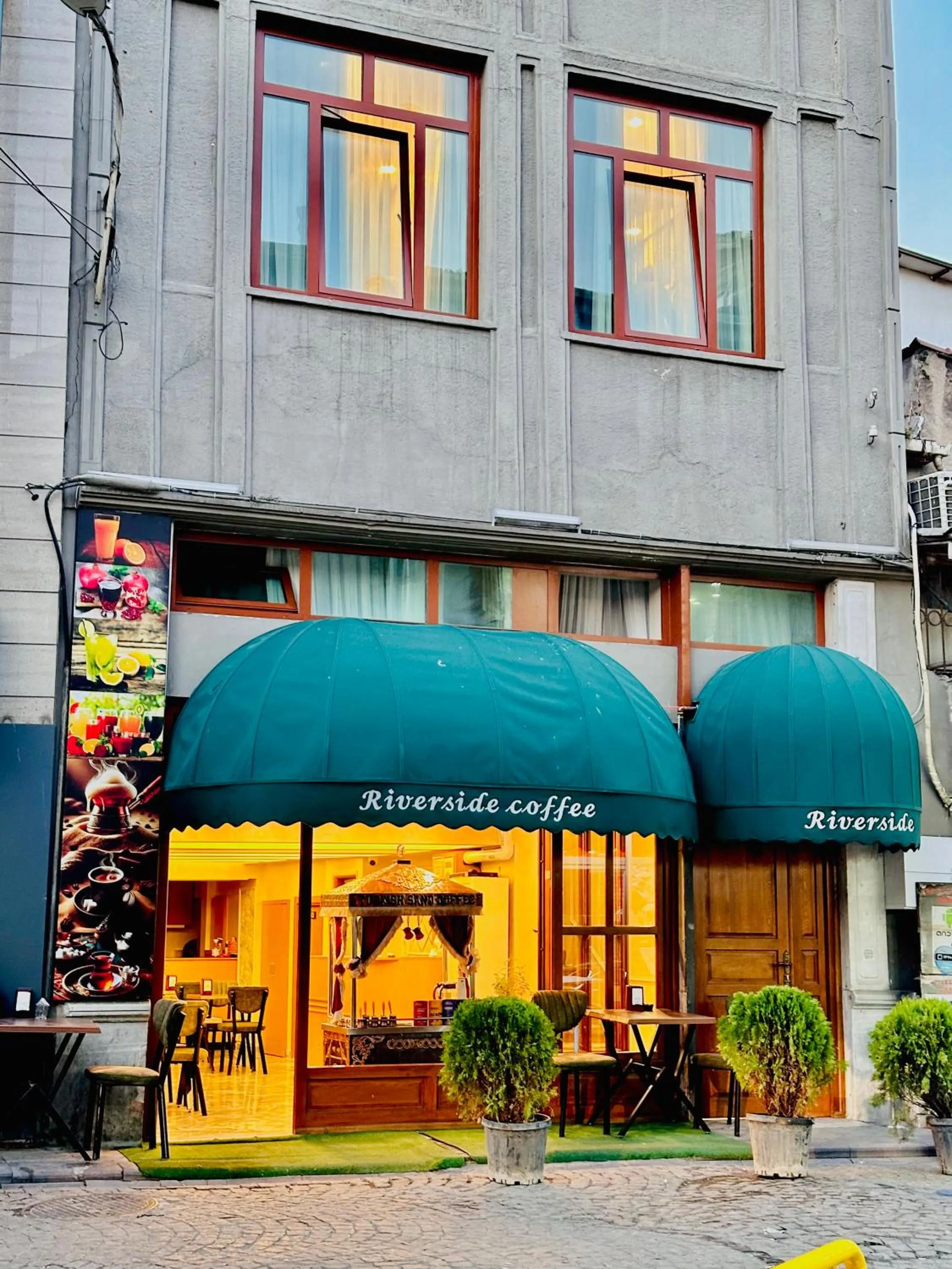 Restaurant/places to eat in Riverside Hotel