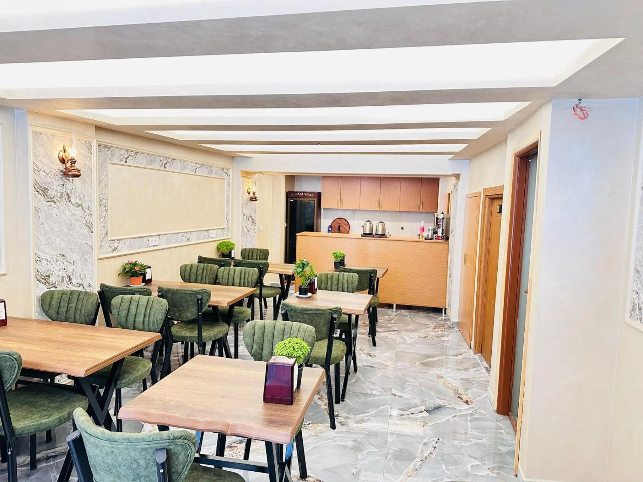 Restaurant/places to eat in Riverside Hotel